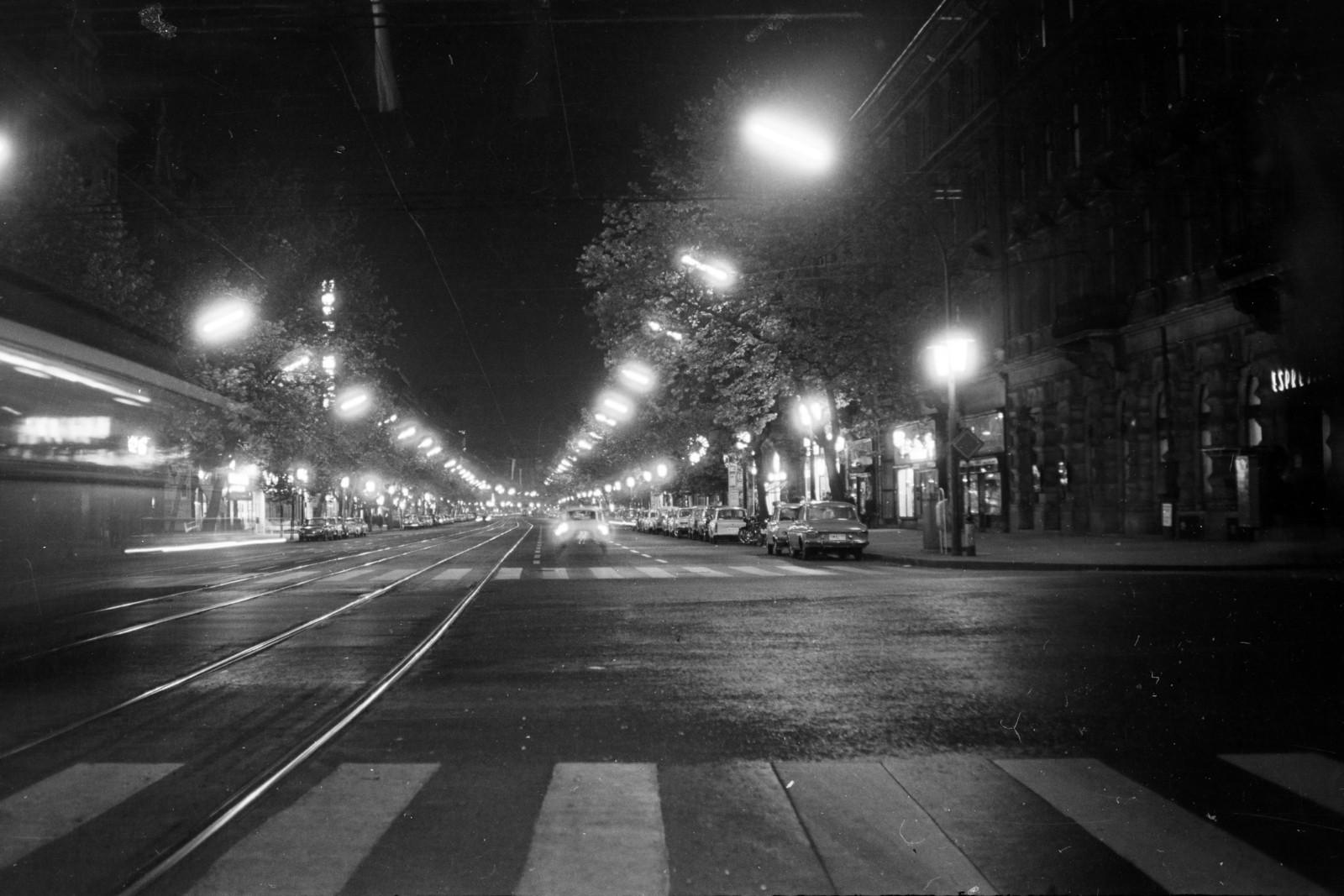 Magyarország, a Teréz (Lenin) körút a Podmaniczky (Rudas László) utca kereszteződésétől az Oktogon (November 7. tér) felé fényképezve., 1970, Kereki Sándor, éjszaka, utcai lámpa, Fortepan #204839