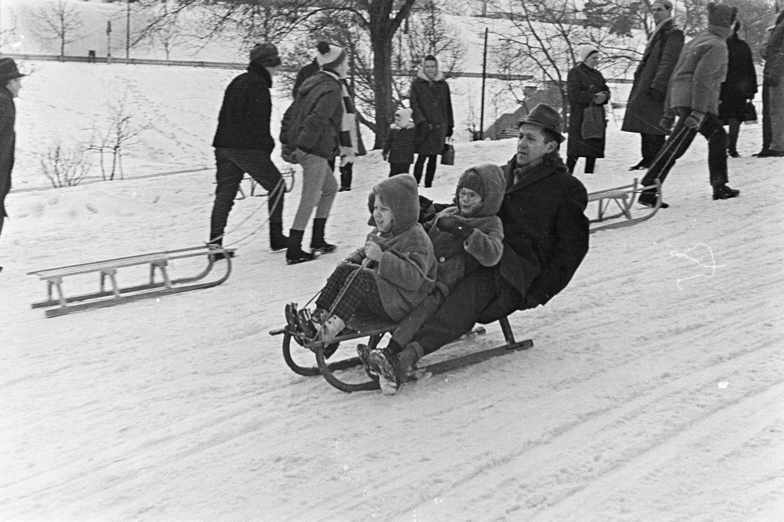 Hungary, Tabán, Budapest I., szánkózók a Naphegy utca közelében. Háttérben a Kereszt utcáról a Hegyalja útra vezető Kereszt lépcső., 1970, Kereki Sándor, winter, sledge, Budapest, Fortepan #204844