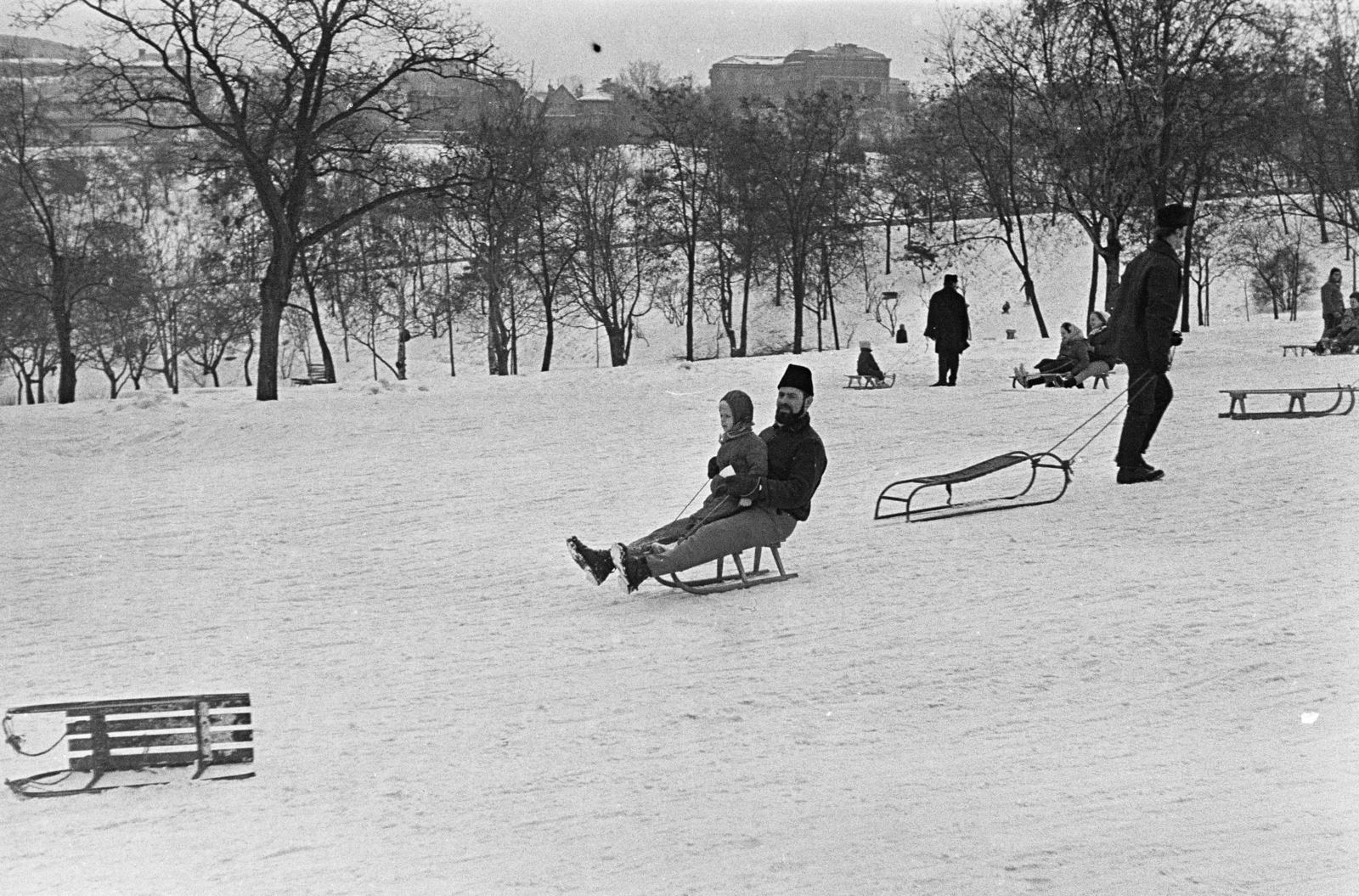 Hungary, Tabán, Budapest I., szánkópálya a Naphegy utca és a Krisztina körút között, háttérben a Gellért-hegy az Orom utca házaival., 1970, Kereki Sándor, winter, sledge, Budapest, Fortepan #204847