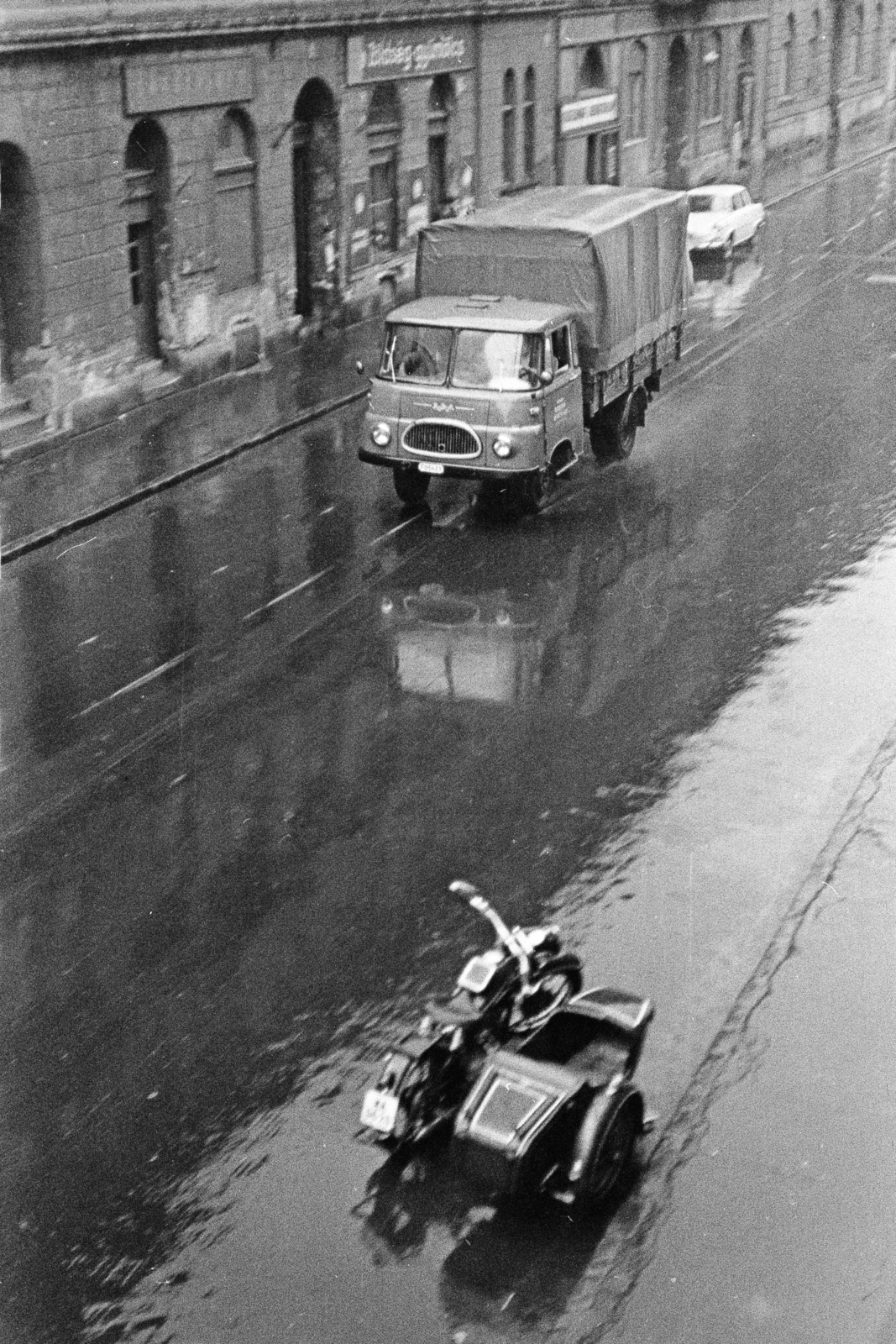 Magyarország, Budapest VI., Szinyei Merse Pál utca a Kmety György (Kmetty) utca és a Szondi utca között, szemben a 14., 16. és 18-as számú ház., 1976, Kereki Sándor, gyümölcs, zöldséges, Budapest, oldalkocsis motorkerékpár, Fortepan #204850