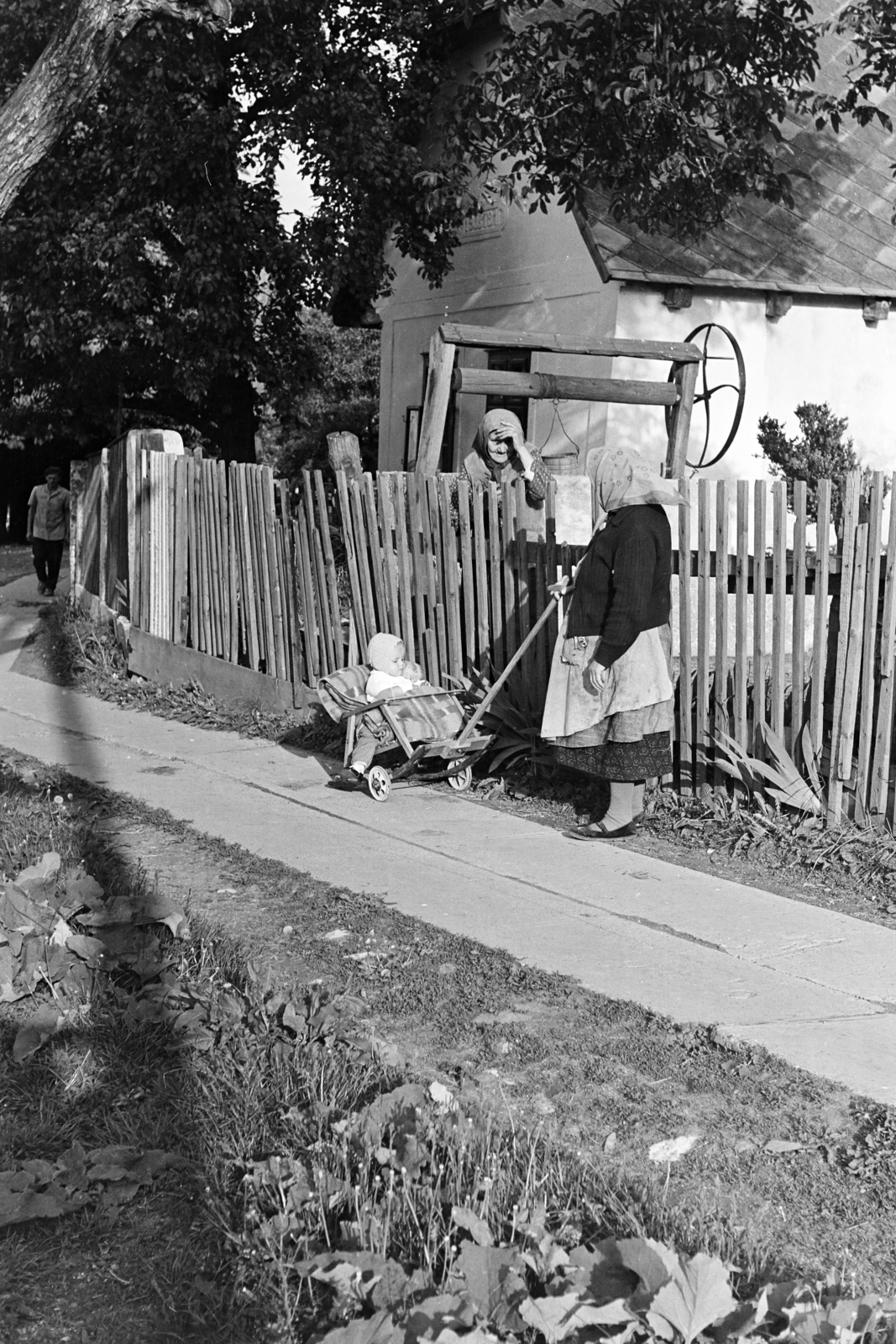 1972, Kereki Sándor, baby carriage, grandparent, draw well, lath fence, Fortepan #204859