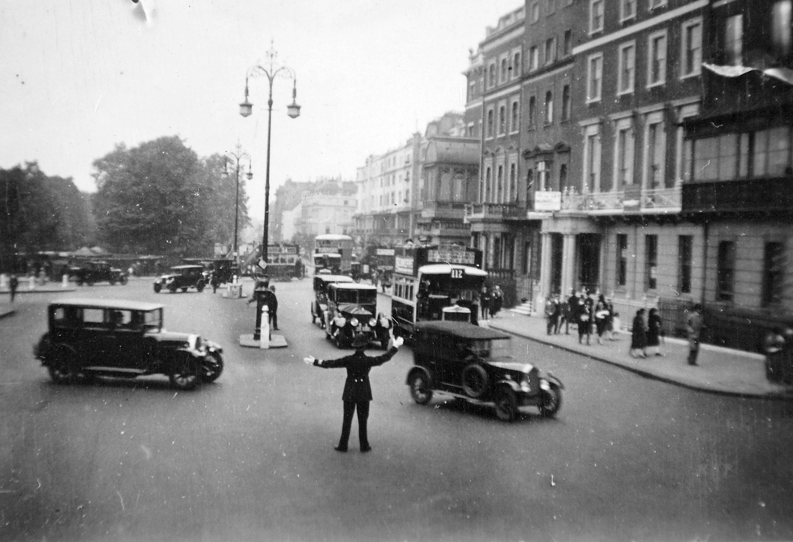 Egyesült Királyság, London, a Márvány Diadalív (Marble Arch)-tól a Bayswater Road felé nézve, balra a Hyde Park., 1932, Fortepan, útkereszteződés, rendőr, emeletes autóbusz, automobil, forgalomirányítás, Fortepan #20486