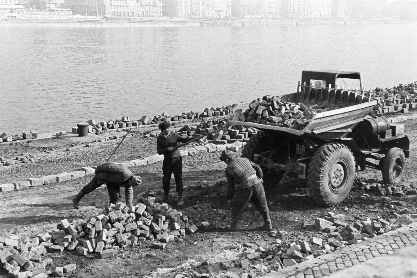 Magyarország, Budapest II., a budai alsó rakpart a Bem József téri hajóállomásnál., 1970, Kereki Sándor, útépítés, kockakő, rendszám, dömper, Dutra-márka, Dutra DR-50, Budapest, Fortepan #204864
