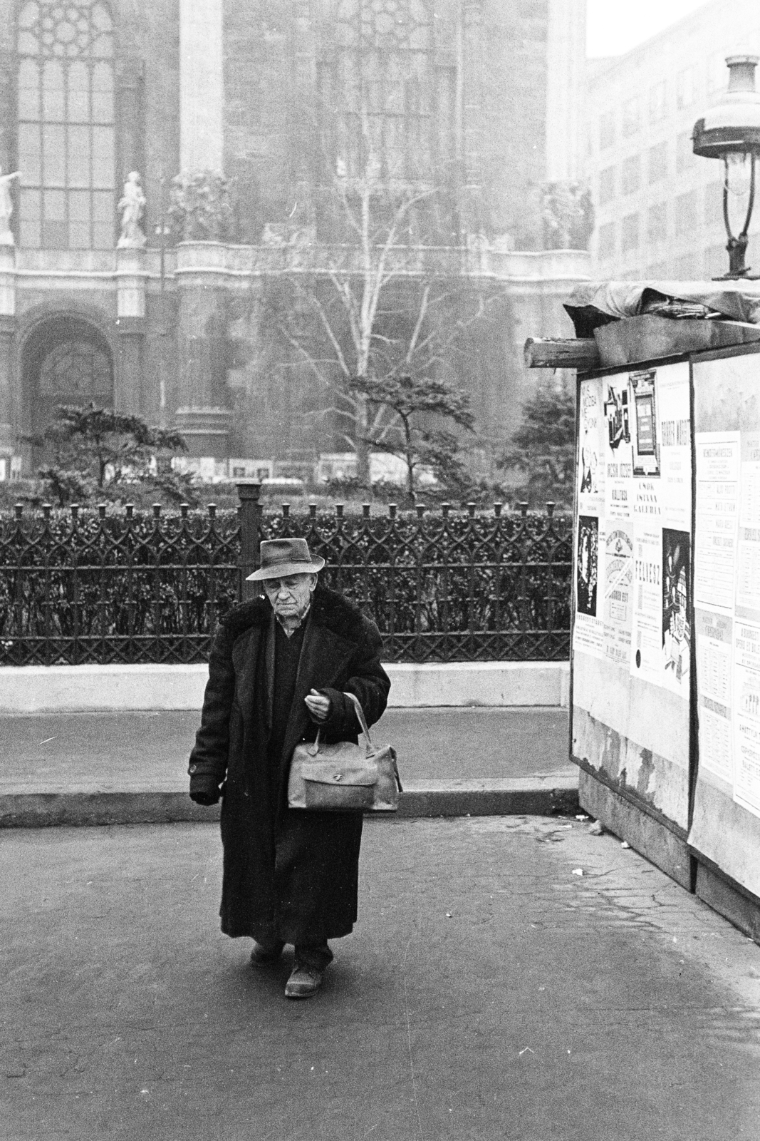 Magyarország, Budapest V., a Dunakorzó a Vigadó térnél, háttérben a Vigadó épülete., 1969, Kereki Sándor, Budapest, retikül, Fortepan #204866