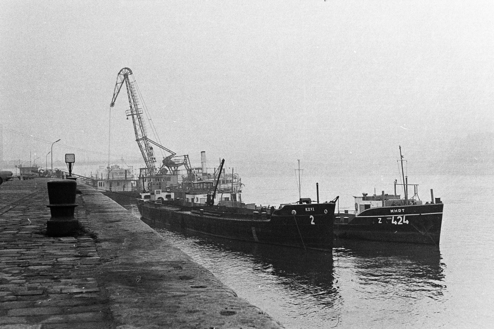 Hungary, Budapest V., a pesti alsó rakpart a Vigadó tér hajóállomás felé nézve, háttérben a ködbevesző Erzsébet híd., 1970, Kereki Sándor, port, wharf, ship crane, Budapest, Fortepan #204867