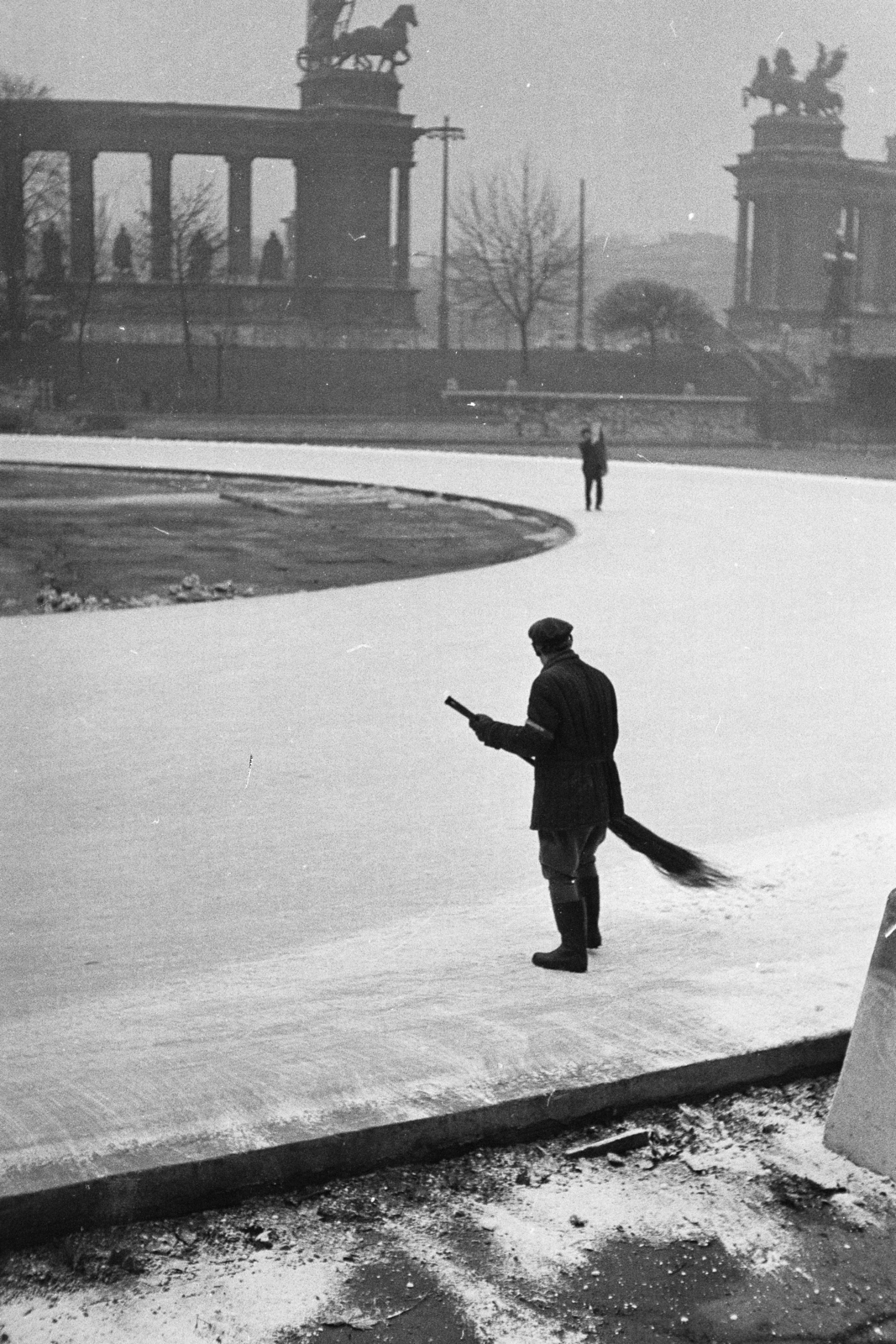 Hungary, Budapest XIV., Műjégpálya, háttérben a Millenniumi emlékmű., 1970, Kereki Sándor, ice-skating rink, Budapest, Fortepan #204868