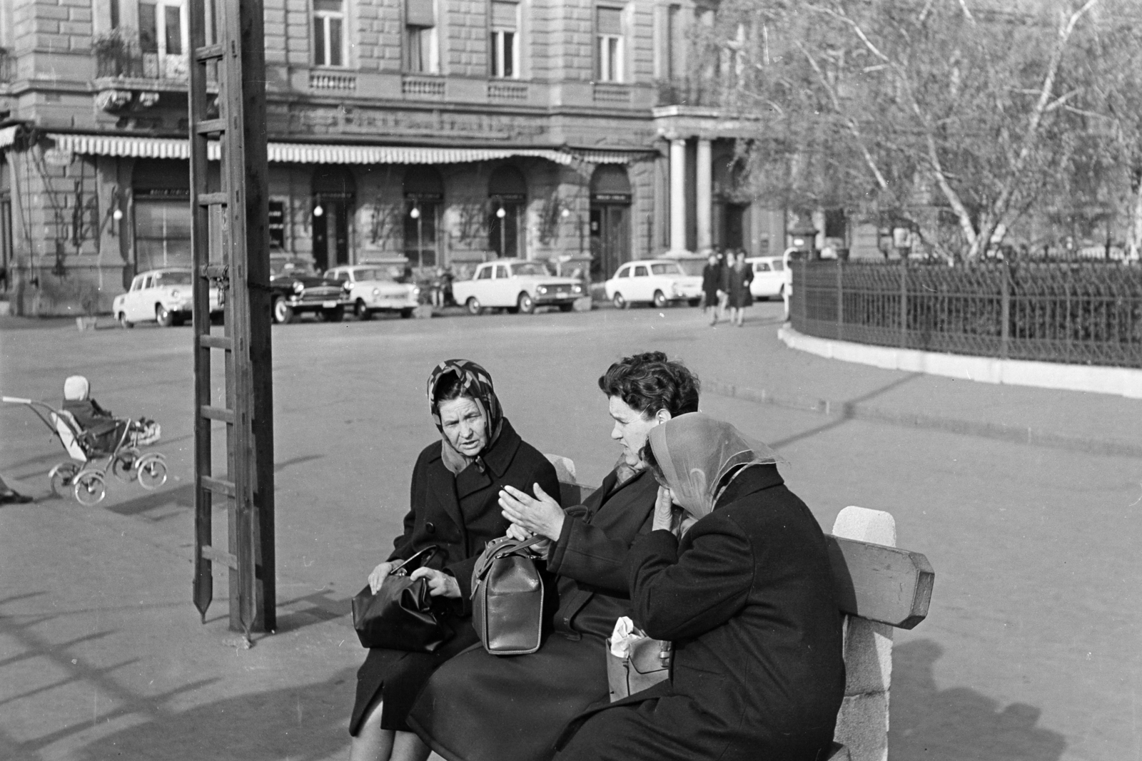 Magyarország, Budapest V., a Dunakorzó a Vigadó térnél, háttérben a Thonet-udvar épülete., 1974, Kereki Sándor, babakocsi, Budapest, Best of, táska, beszélgetés, pad, nők, Fortepan #204870