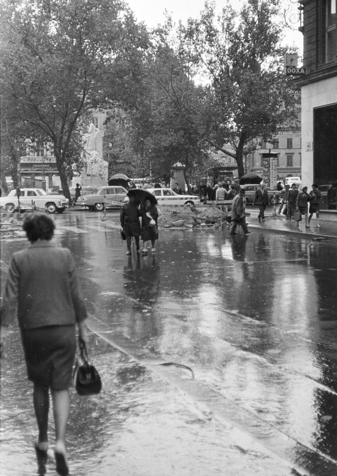 Magyarország, Budapest V., Váci utca, szemben a Vörösmarty tér., 1969, Kereki Sándor, Budapest, járókelő, eső, Fortepan #204875