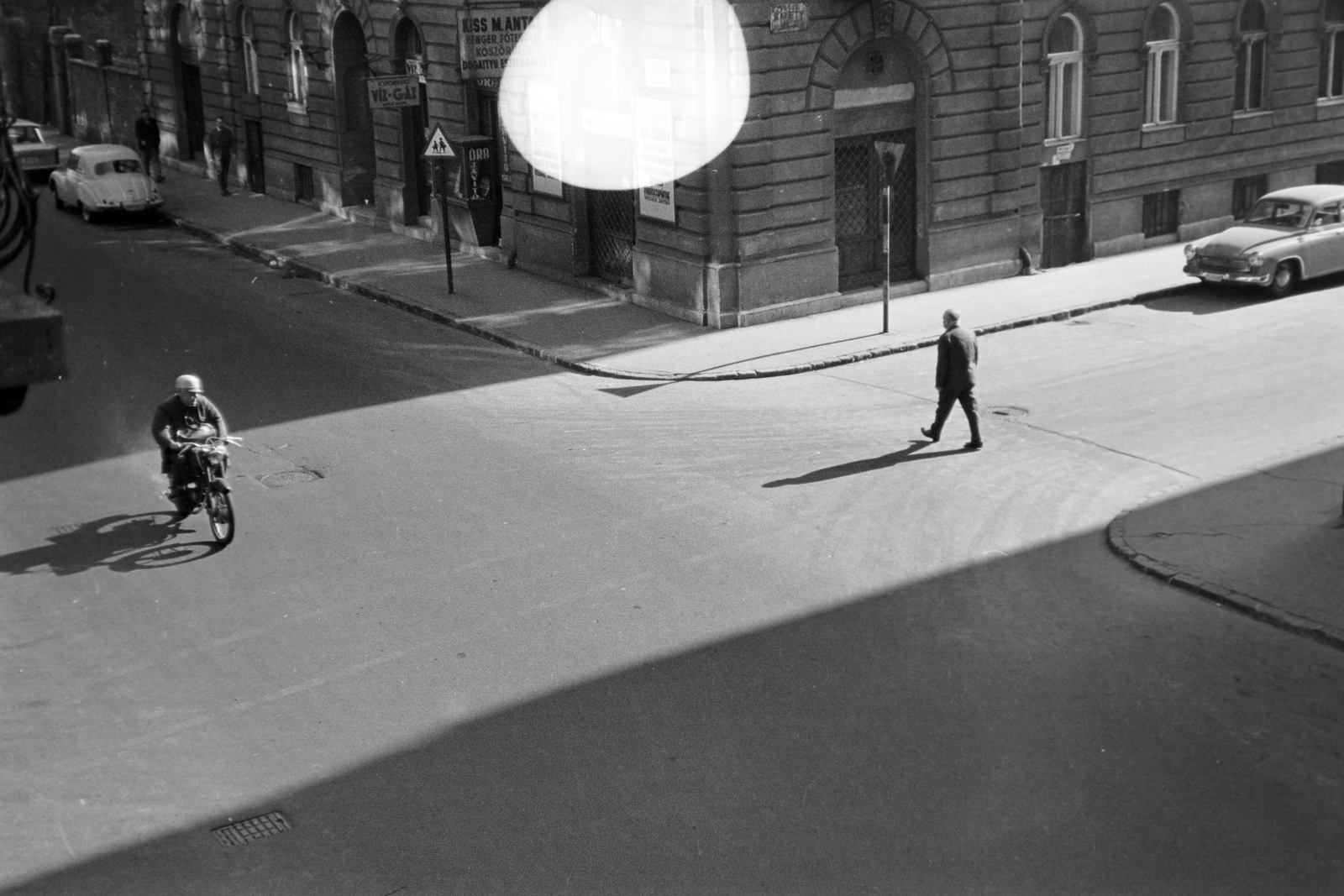 Hungary, Budapest VI., a Szinyei Merse utca - Kmety György (Kmetty) utca kereszteződése., 1968, Kereki Sándor, Budapest, pedestrian, motorcycle, Fortepan #204883