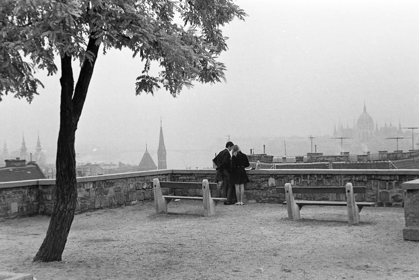 Hungary, Budapest I., kilátás az Ybl villa helyén kialakított parkból a Szilágyi Dezső téri templom és a Parlament felé., 1968, Kereki Sándor, Budapest, bench, boy, girl, Fortepan #204886