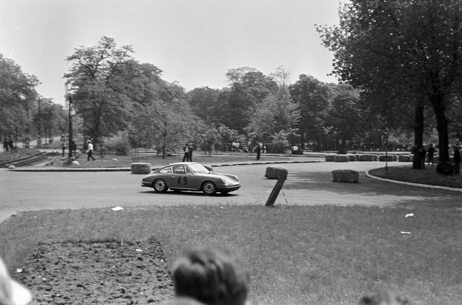 Magyarország, Népliget, Budapest X., Budapest Nagydíj, túraautó EB futam. Balra a Vajda Péter utca, a Ganz gyár próbapályája., 1969, Kereki Sándor, autóverseny, Porsche-márka, Porsche 911, Budapest, szalmabála, Fortepan #204892