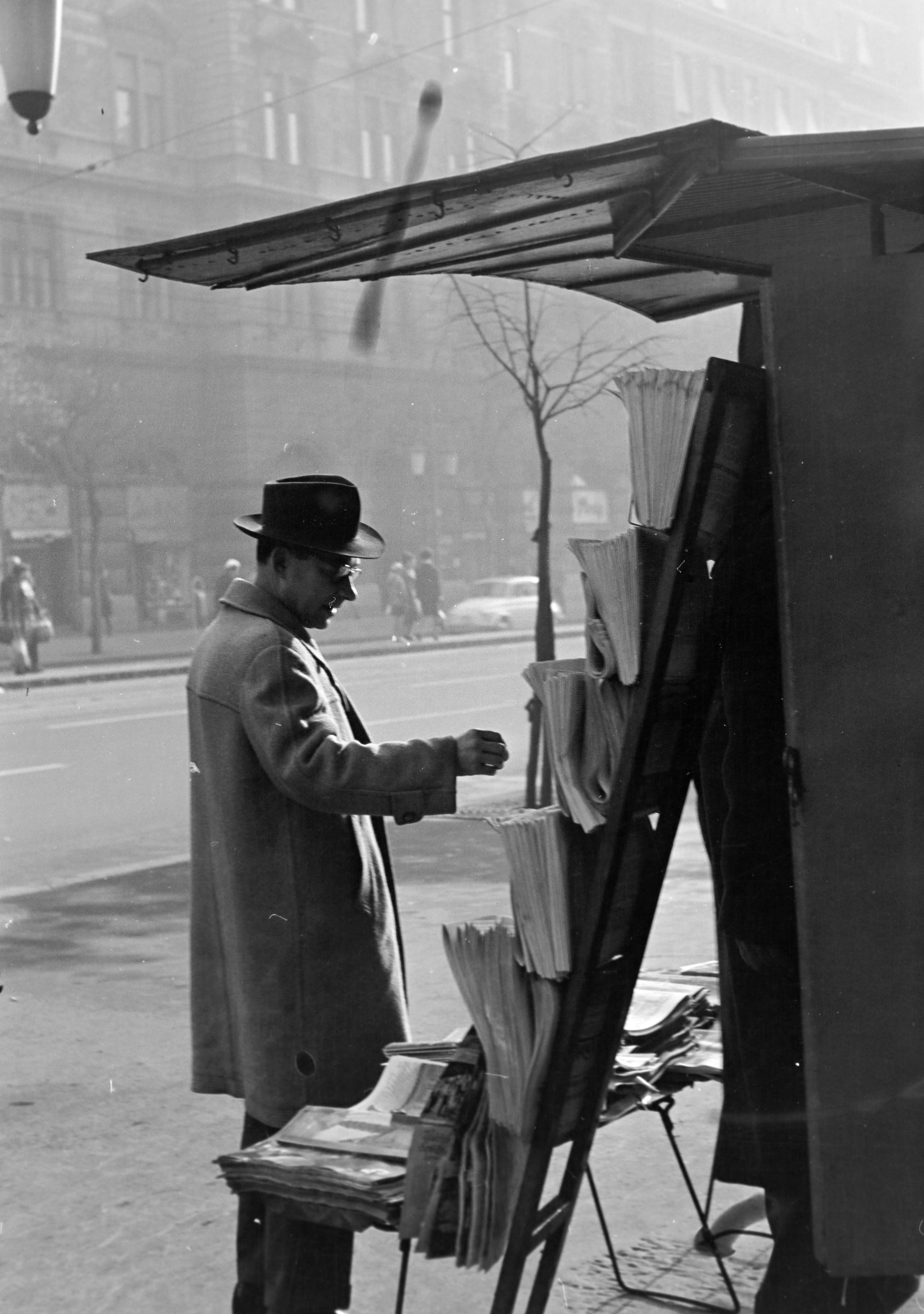 Hungary, Budapest VII., Erzsébet (Lenin) körút, újságárus a Király (Majakovszkij) utcánál, a háttérben az Erzsébet (Lenin) körút 51-es számú ház és a Royal Szálló., 1968, Kereki Sándor, newsstand, Budapest, Fortepan #204897