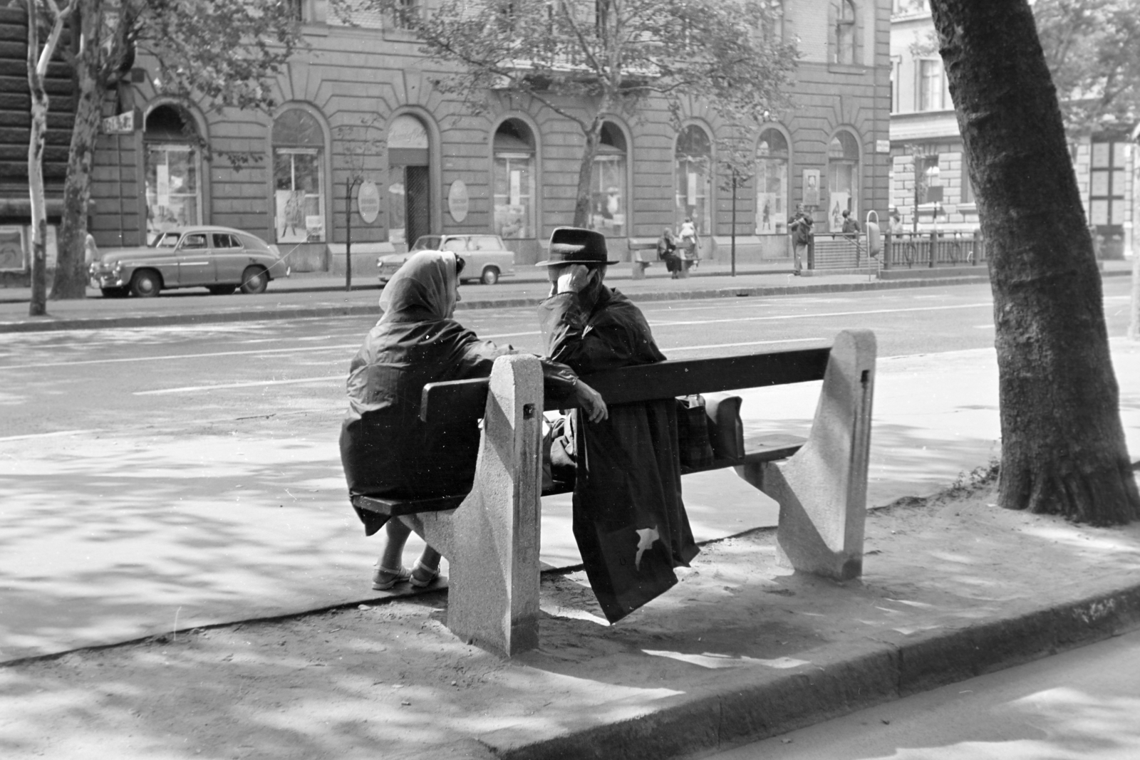 Magyarország, Budapest VI., Andrássy út (Népköztársaság útja) a Vörösmarty utca kereszteződésénél., 1970, Kereki Sándor, bábszínház, Budapest, pad, beszélgetés, Fortepan #204902