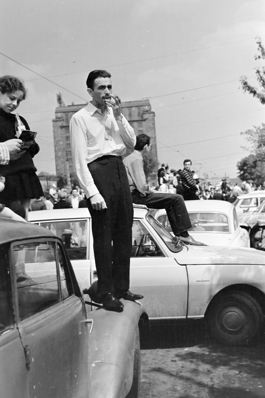 Magyarország, Népliget, Budapest X.,Budapest VIII., Könyves Kálmán körút, Budapest Nagydíj, túraautó EB futam nézőközönsége, háttérben a Ganz-MÁVAG központi irodaépülete., 1969, Kereki Sándor, Budapest, autón ülni, autón állni, Fortepan #204904