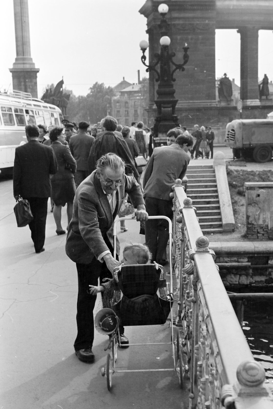 Hungary, Budapest XIV., a Városligeti-tó feletti híd a Hősök tere felé nézve., 1971, Kereki Sándor, baby carriage, Budapest, Fortepan #204917