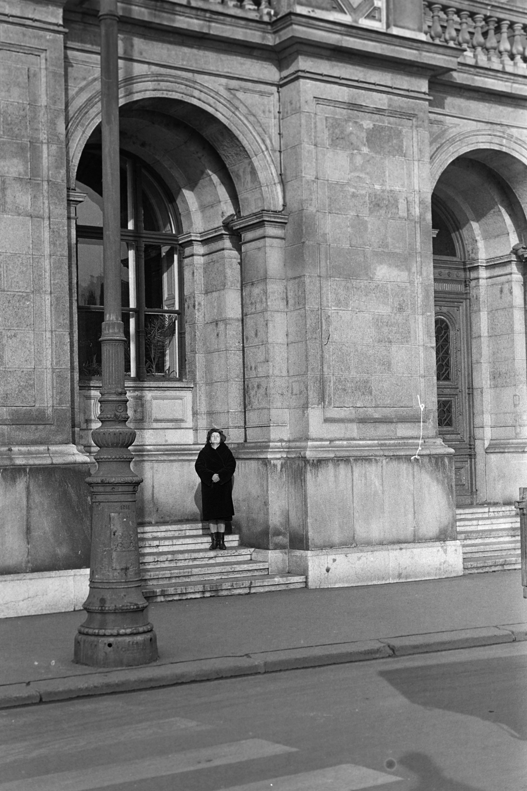 Hungary, Budapest V., Széchenyi István (Roosevelt) tér, a Magyar Tudományos Akadémia bejárata., 1971, Kereki Sándor, Budapest, stairs, waiting, Fortepan #204923