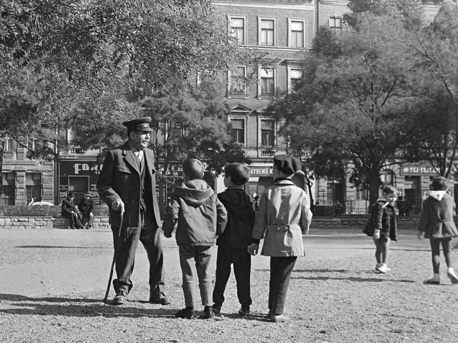 Hungary, Budapest VI., Hunyadi tér, a parkőr és a gyerekek mögött a 9-es számú ház látszik., 1971, Kereki Sándor, Budapest, park warden, Fortepan #204930