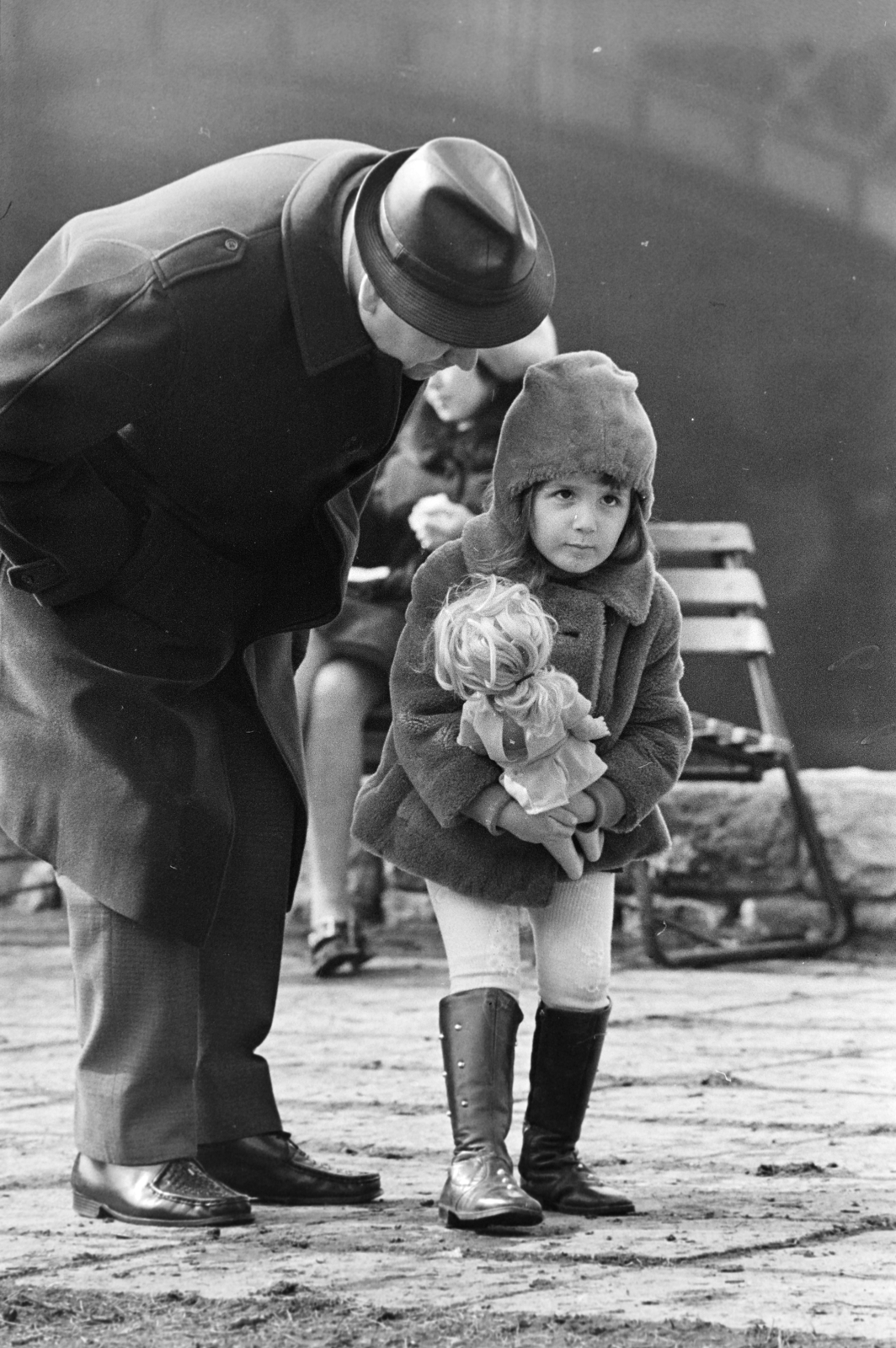 Magyarország, Budapest XIII., Jászai Mari tér, játszótér, háttérben a Margit híd., 1971, Kereki Sándor, Budapest, kislány, csizma, játék baba, bunda, Fortepan #204932