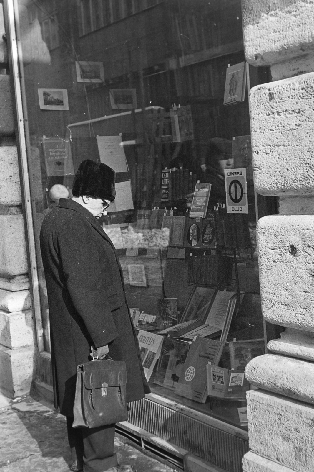 Hungary, Budapest V., a felvétel a Váci utca 28. szám alatti antikvárium kirakata előtt készült., 1971, Kereki Sándor, Show window, Budapest, Fortepan #204941