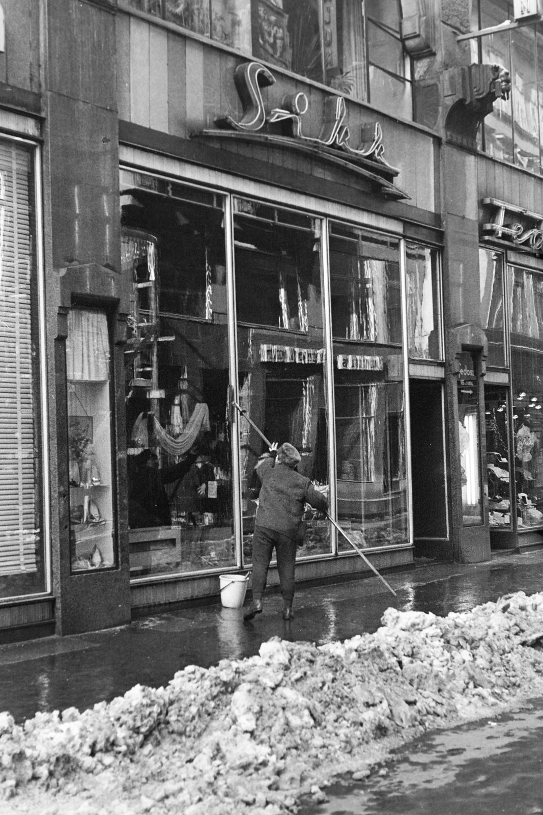 Hungary, Budapest V., Váci utca 11/b., 1971, Kereki Sándor, Budapest, window cleaning, Fortepan #204942