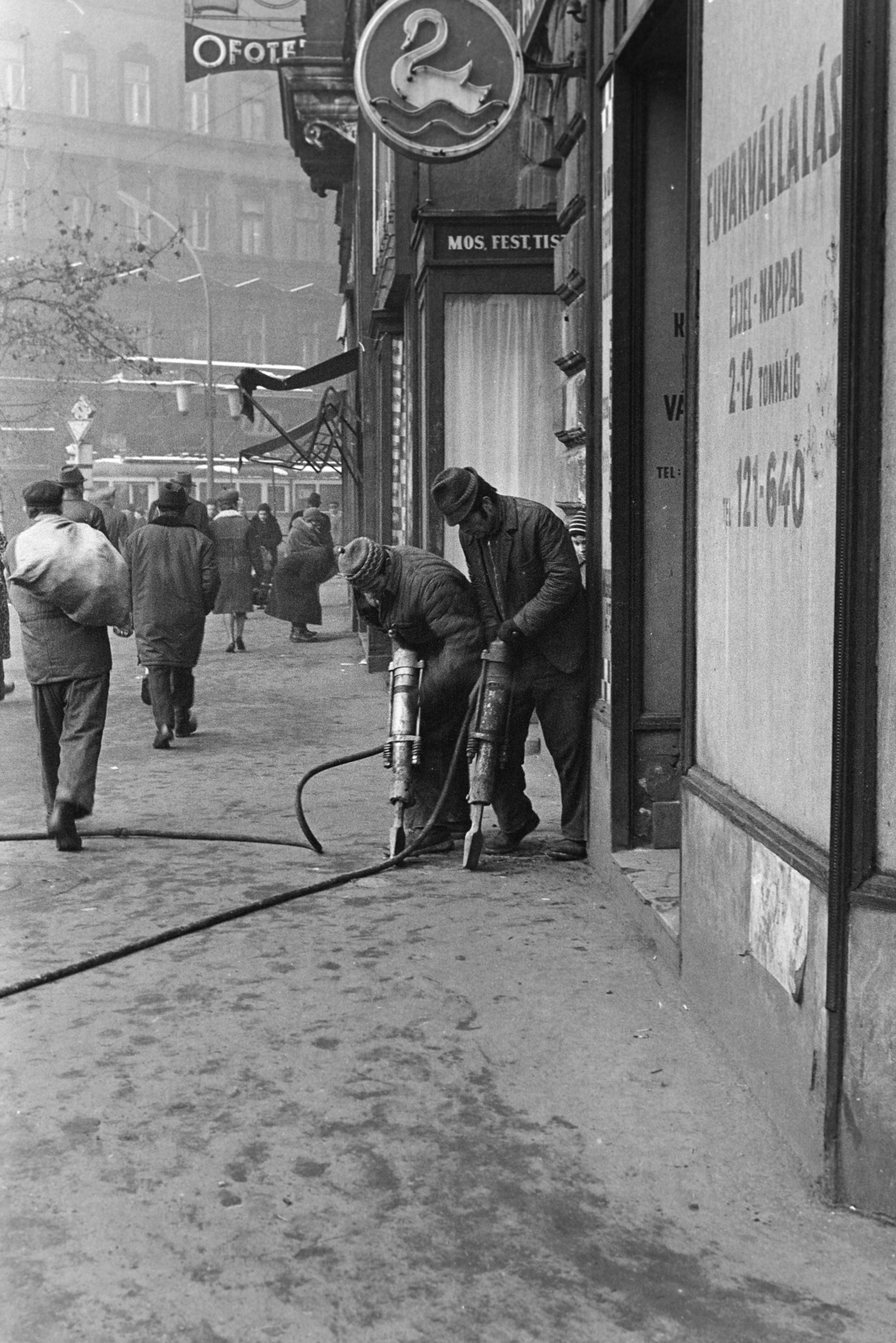 Hungary, Budapest VI., a felvétel az Oktogon (November 7. tér) 4-es számú háiz előtt készült, háttérben balra a Teréz (Lenin) körút., 1971, Kereki Sándor, street repair, Patyolat shop, Budapest, pneumatic drill, Fortepan #204944