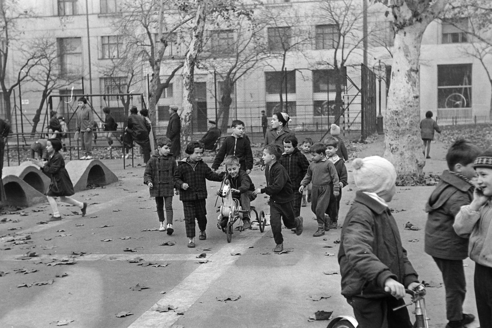 Magyarország, Budapest XIII., Jászai Mari tér, játszótér, háttérben az 5-ös szám alatti Palatinus-ház., 1969, Kereki Sándor, játszótér, Budapest, Fortepan #204947