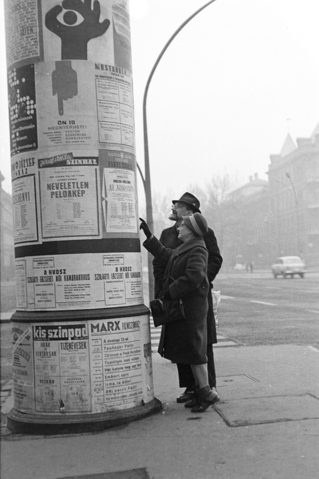 Hungary, Budapest VI., a Kodály körön (Körönd) és az Andrássy út (Népköztársaság útja) a Hősök tere felé nézve., 1969, Kereki Sándor, Budapest, Best of, reading, ad pillar, art of theater, poster, point a finger, Fortepan #204949