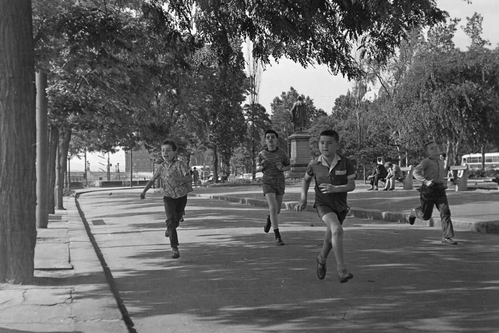 Magyarország, Budapest V., a Dunakorzó az Eötvös térnél, háttérben Eötvös József szobra., 1969, Kereki Sándor, gyerekek, Budapest, futás, Fortepan #204952