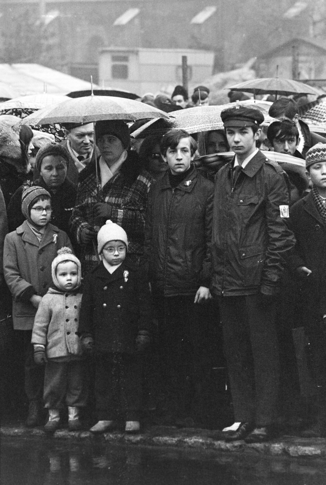 1974, Kereki Sándor, mass, waiting, umbrella, Fortepan #204958