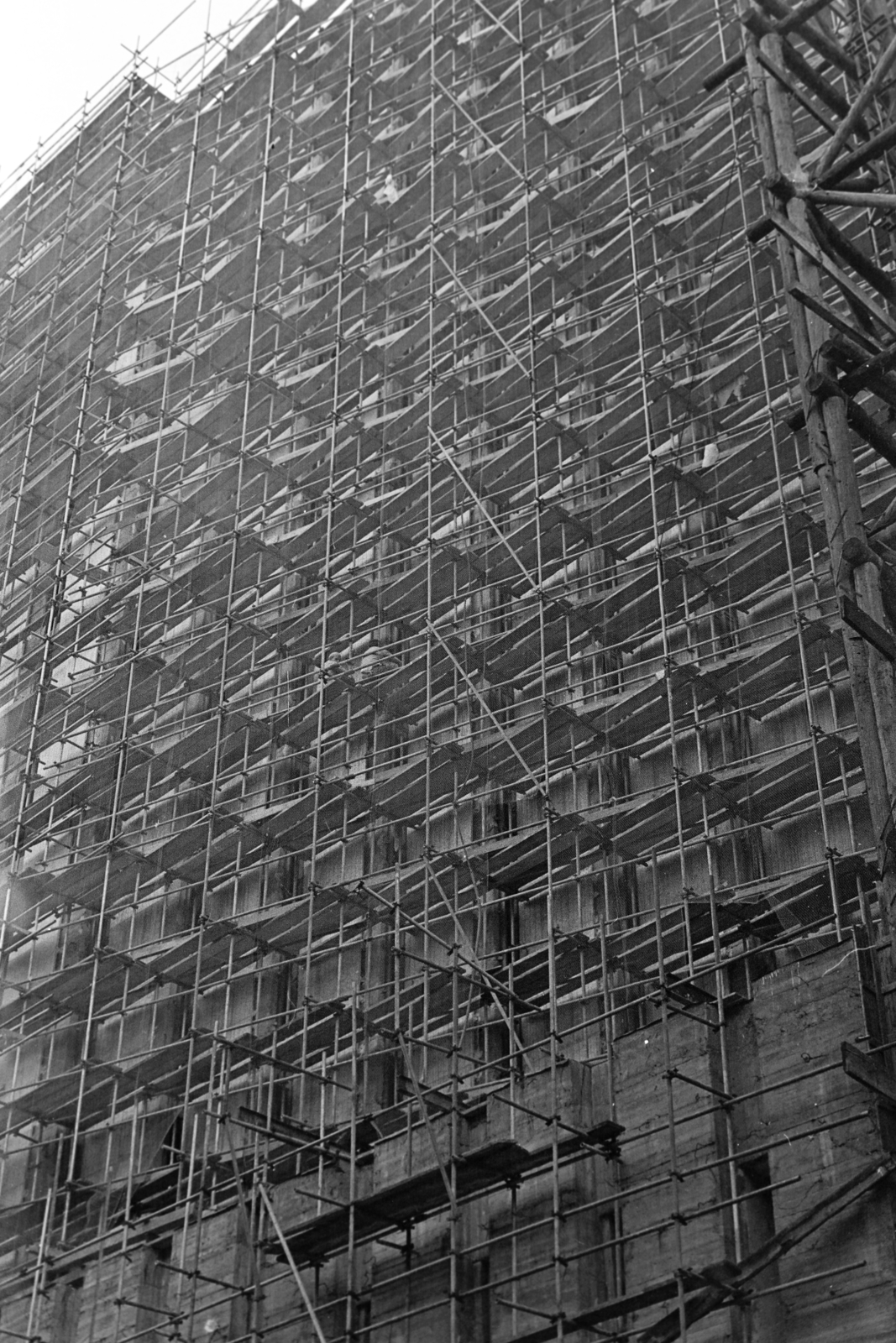 Magyarország, Budapest V., az épülő Hotel Duna Intercontinental., 1969, Kereki Sándor, építkezés, Budapest, állvány, geometria, Fortepan #204963