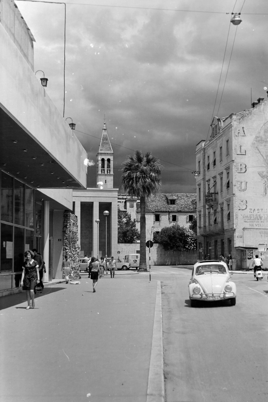 Croatia,Adriatic Sea, Split, Marmontova ulica a Trg Gaje Bulata felé nézve, a háttérben a ferences kolostor és a Miasszonyunk-templom (Franjevačka crkva i samostan Gospe od Zdravlja)., 1975, Kopányi György, Yugoslavia, Fortepan #204971