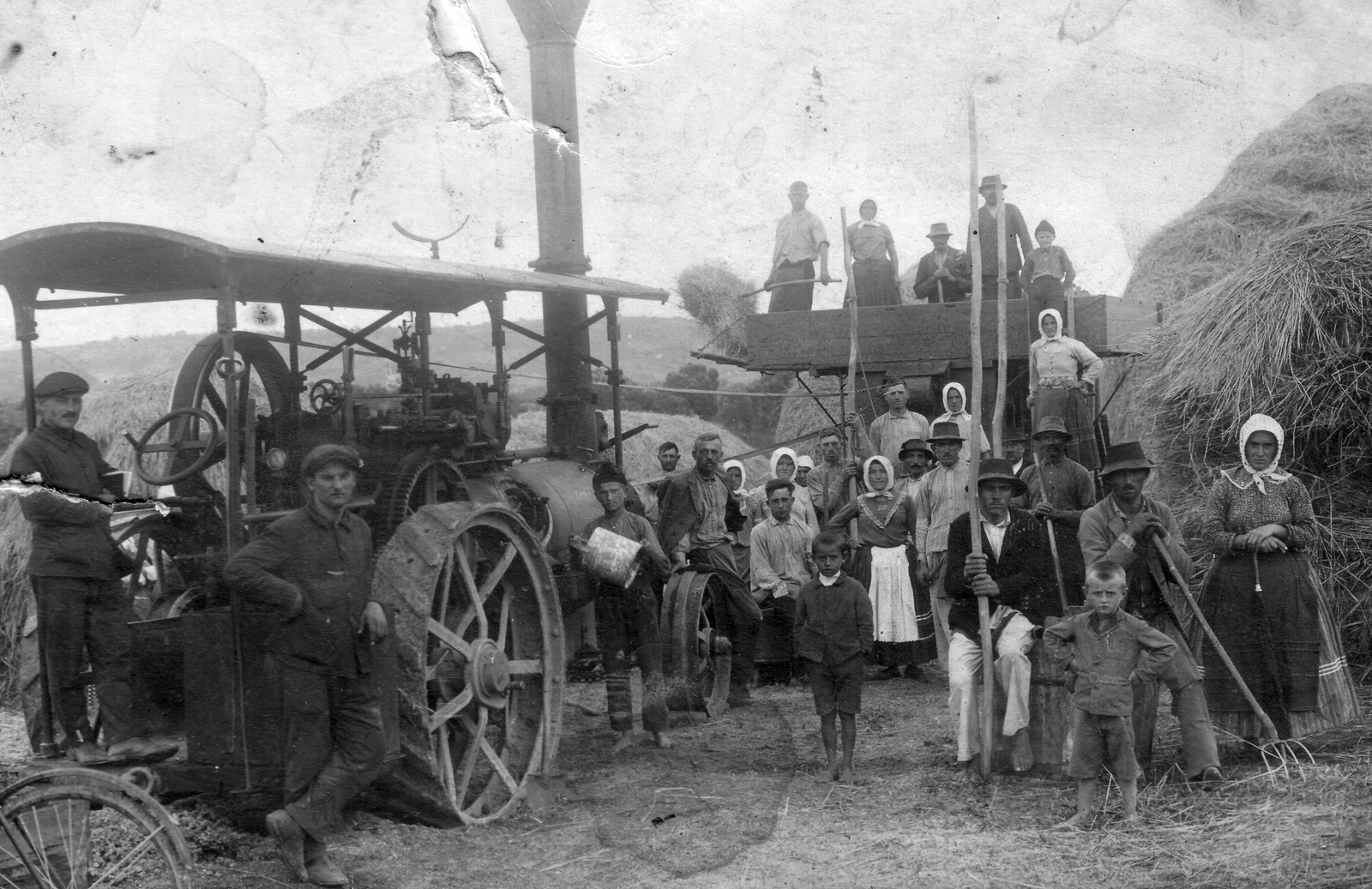 Hofherr-Schrantz-Clayton-Shuttleworth cséplőgép és tüzesgép., 1928, Beyer Norbert, tableau, folk costume, agriculture, threshing machine, prong, belt drive, Fortepan #20498