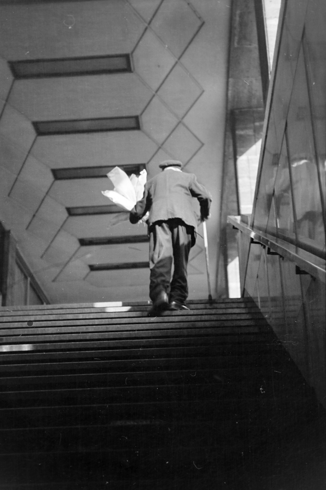 Magyarország, Budapest VII.,Budapest VIII., Rákóczi út - Erzsébet (Lenin) körút sarok, a Blaha Lujza téri aluljáró lépcsője az EMKE háznál., 1970, Kereki Sándor, Budapest, bot, idős ember, alulnézet, virágcsokor, lépcső, Fortepan #204992