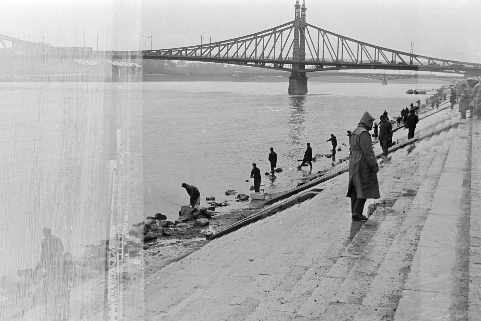 Hungary, Budapest XI., horgászok az alsó rakpart lépcsőjén, háttérben a Szabadság híd, távolabb a Petőfi híd látszik., 1970, Kereki Sándor, fishing, Budapest, Danube's shore, Fortepan #204998