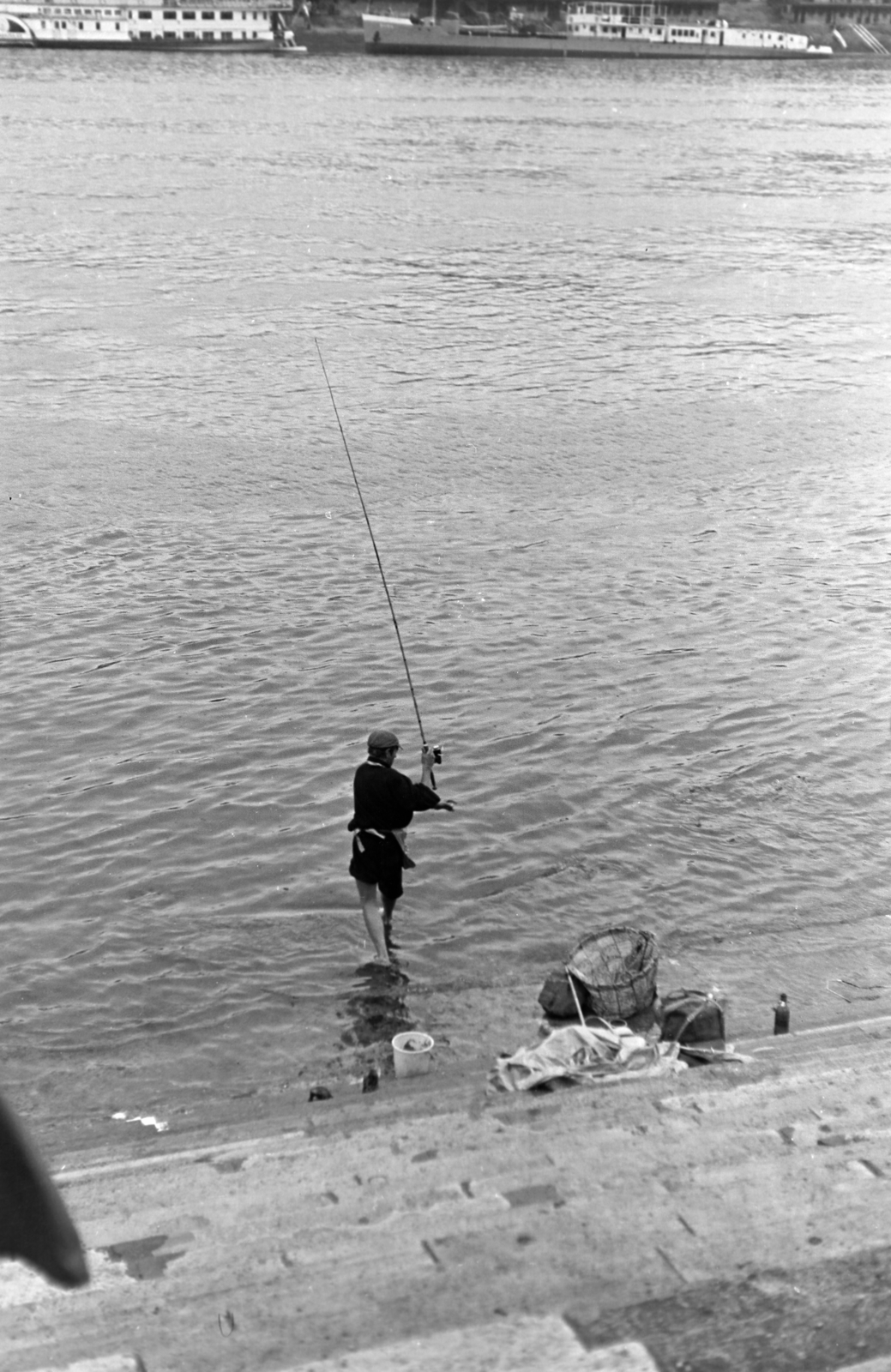 Hungary, Budapest XI., horgász a Gellért-hegy alatti Duna-parton., 1970, Kereki Sándor, fishing, Danube, Budapest, Fortepan #205000