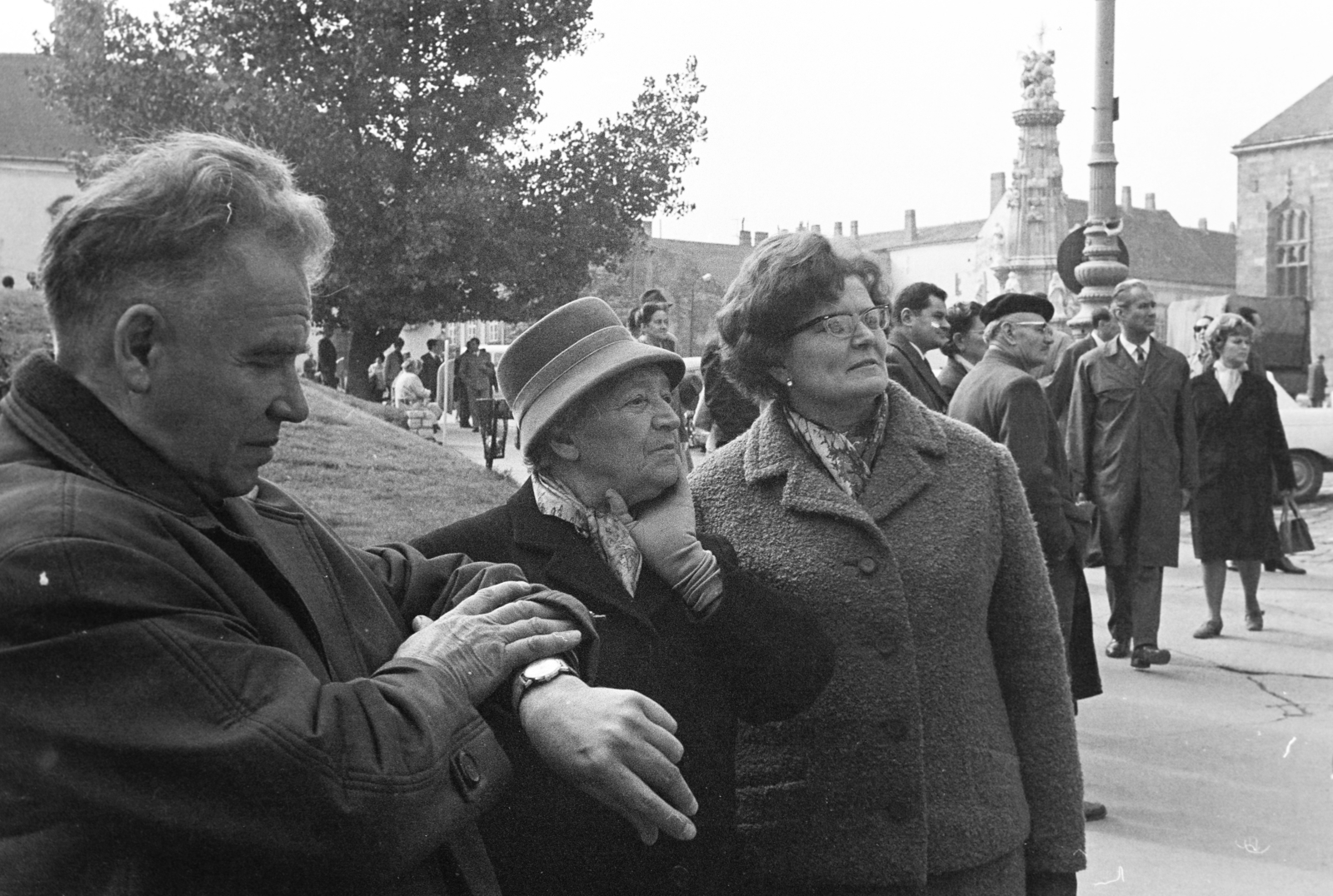 Magyarország, budai Vár, Budapest I., Szentháromság tér., 1976, Kereki Sándor, Budapest, gesztus, várakozás, karóra, Fortepan #205003