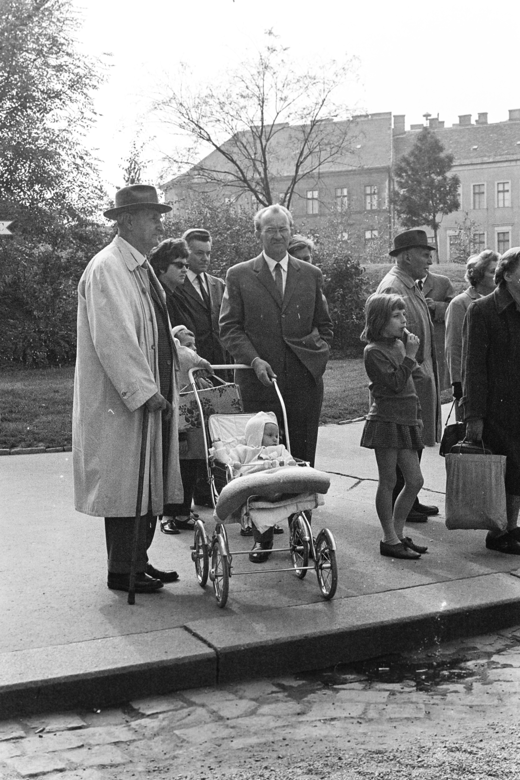 Hungary, Budapest I., Szentháromság tér., 1976, Kereki Sándor, baby carriage, sleeping, Budapest, Fortepan #205004