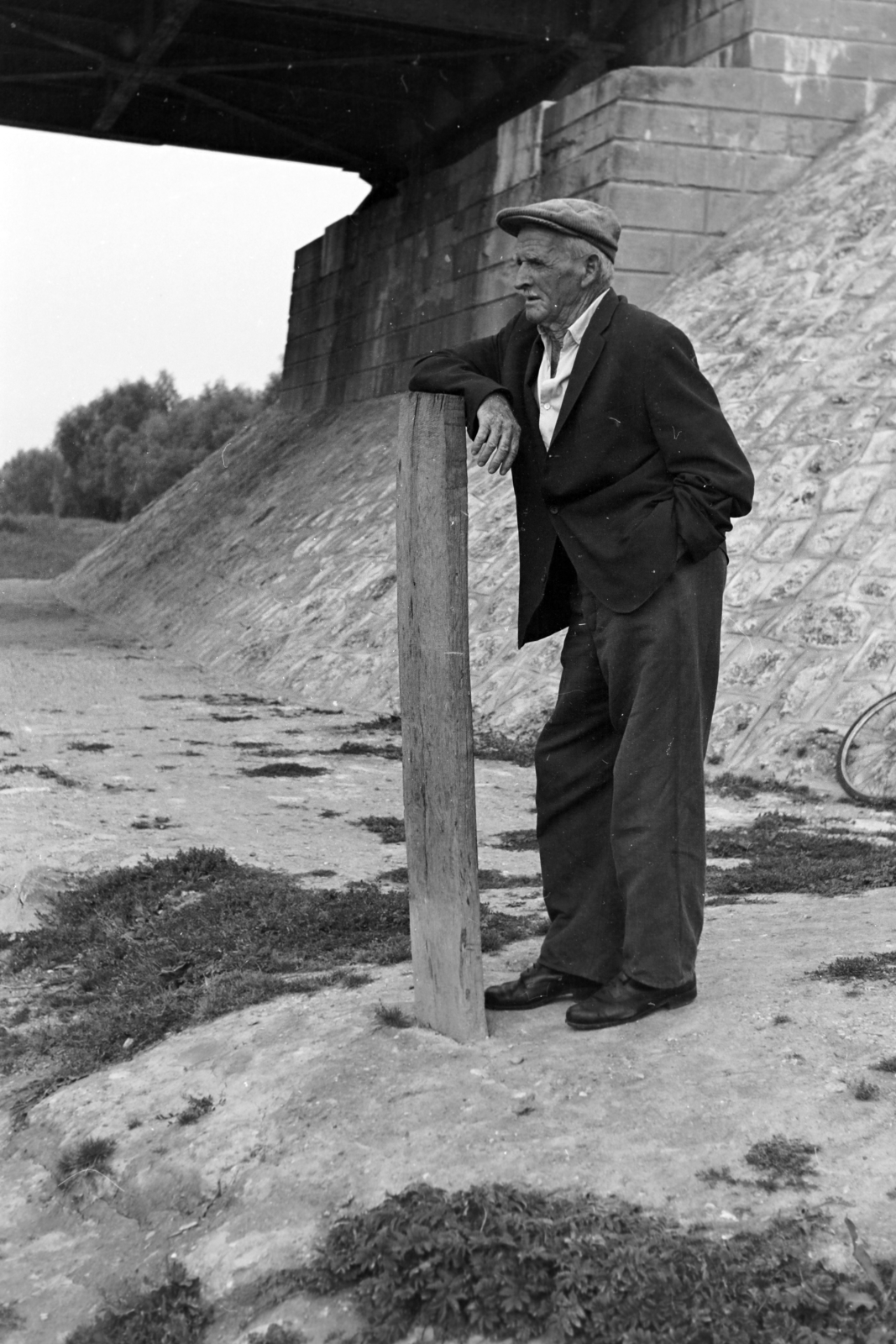 Magyarország, Győr, a Rábca folyó feletti híd a Szarvas utca - Kunszigeti út között. Rábca-part a Szarvas utcai hídfőnél., 1969, Kereki Sándor, bámészkodás, idős ember, micisapka, zsebredugott kéz, Fortepan #205013