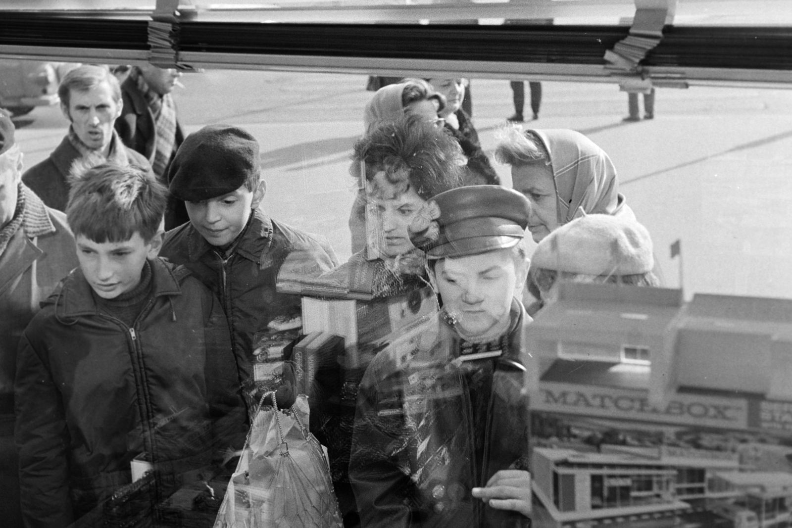 Hungary, Budapest VI., Deák Ferenc tér 6., Anker-ház, kilátás a Hobby bolt kirakatán keresztül., 1970, Kereki Sándor, Show window, model car, Budapest, double exposure, erroneous photo, Fortepan #205019
