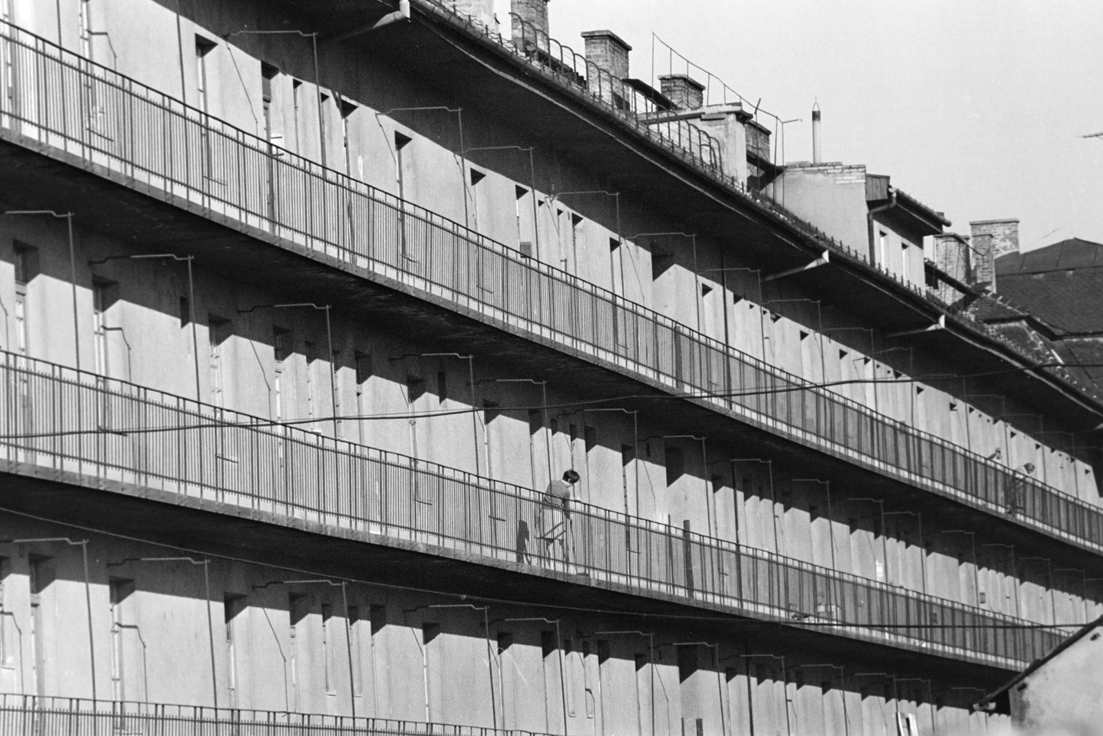 Magyarország, Budapest VI., a Lehel utca 1-es számú ház hátsó homlokzata a Ferdinánd (Élmunkás) hídról nézve., 1974, Kereki Sándor, Budapest, korlát, bérház, Fortepan #205029