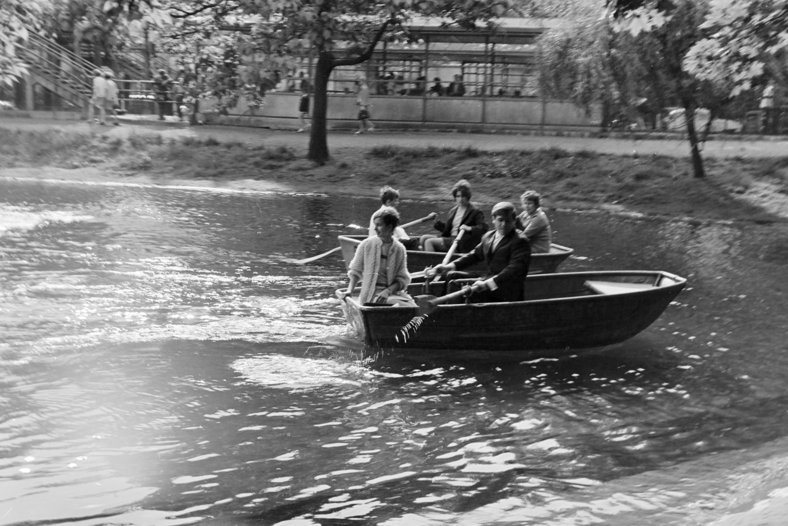 Hungary, Budapest XIV., Csónakázótó, háttérben a Millenniumi Földalatti Vasút Állatkert megállója., 1971, Kereki Sándor, boating, Budapest, Fortepan #205032