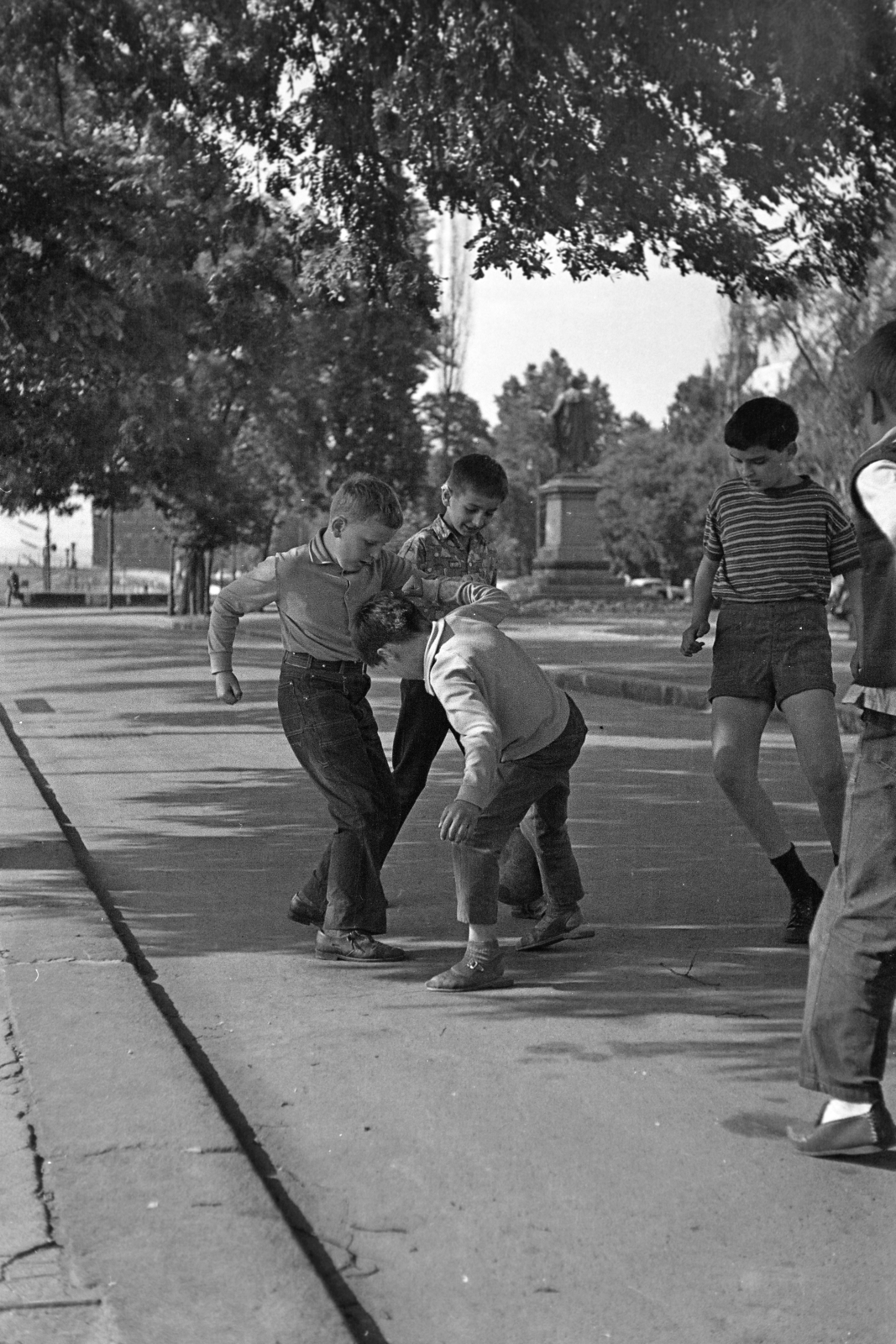 Magyarország, Budapest V., a Dunakorzó az Eötvös térnél, háttérben Eötvös József szobra., 1969, Kereki Sándor, Budapest, fiúk, labdarúgás, Fortepan #205034