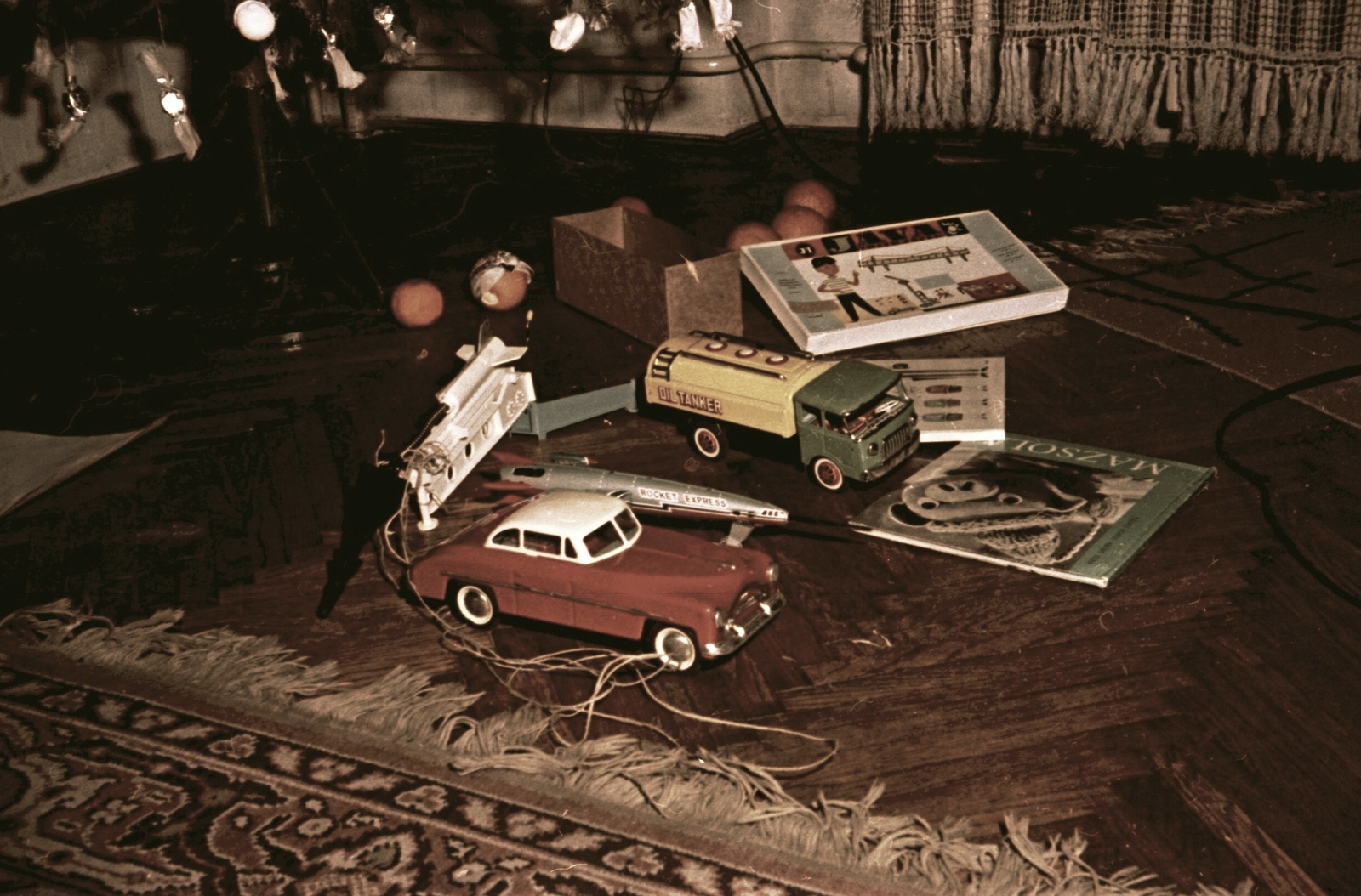 Magyarország, Elöl egy piros Lendület autó, Packard. (Budapesti Lemezárugyár), 1966, Beyer Norbert, karácsony, színes, ajándék, játék, parketta, mesekönyv, Lemezárugyár-márka, Fortepan #20504