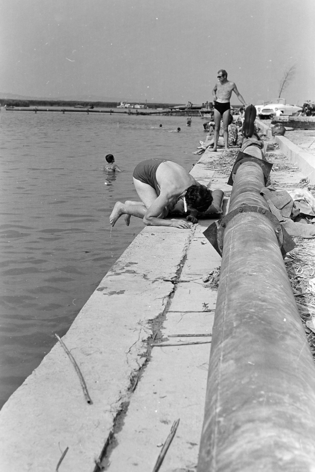 Hungary,Lake Velence, Gárdony, 1968, Kereki Sándor, woman, kneeling, shore, Fortepan #205041