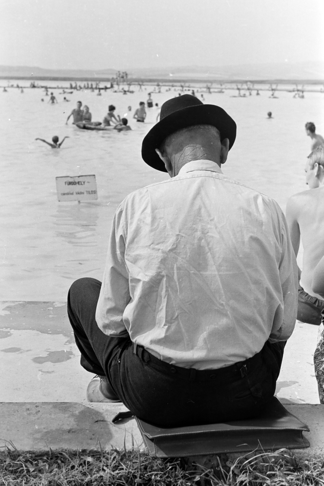 Hungary,Lake Velence, Gárdony, 1968, Kereki Sándor, beach, hat, bathing, back, Fortepan #205042