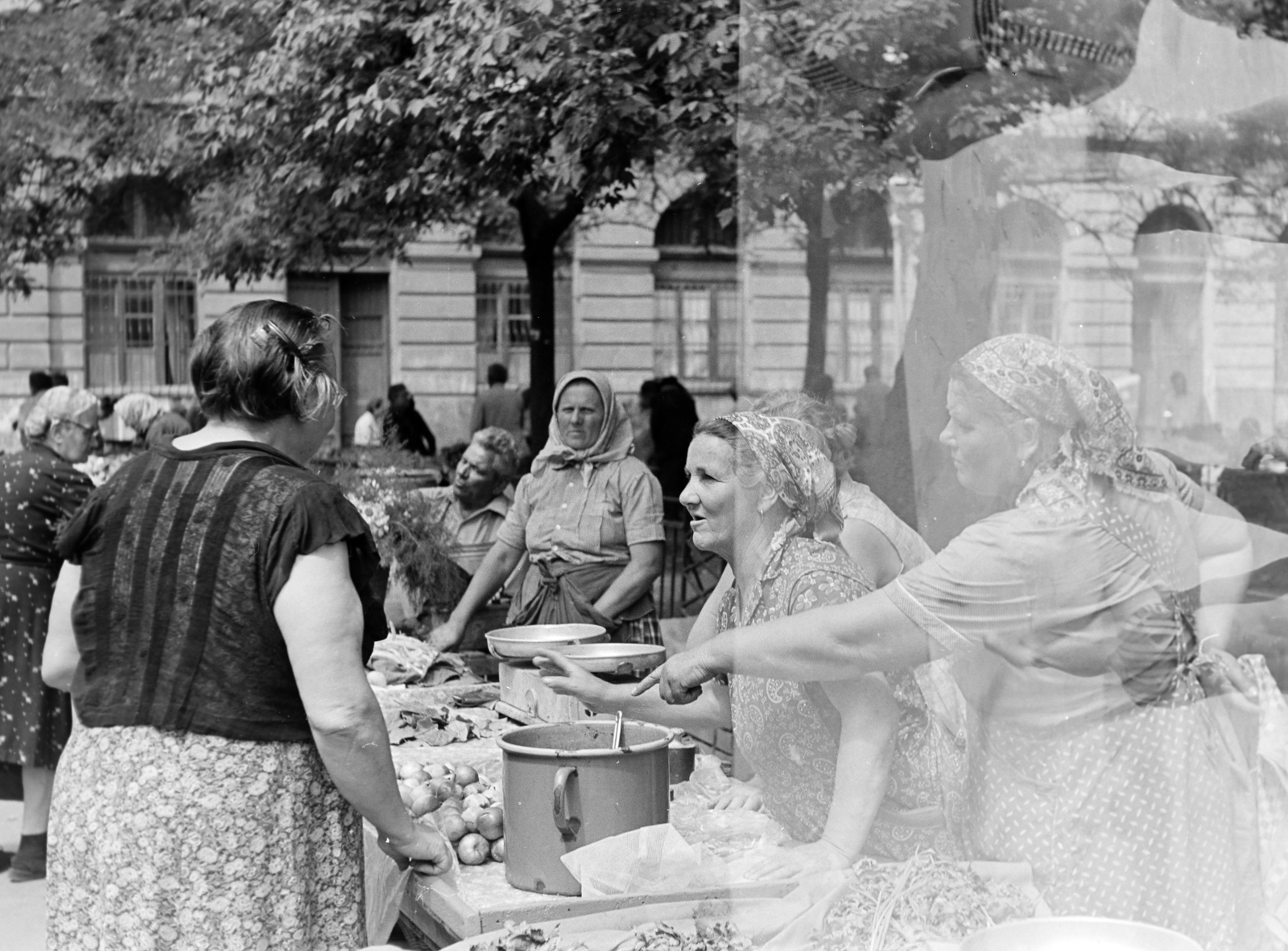 Magyarország, Budapest VI., Hunyadi tér, piac a Vásárcsarnok előtt., 1969, Kereki Sándor, piac, kofa, rontott fotó, Budapest, Fortepan #205043