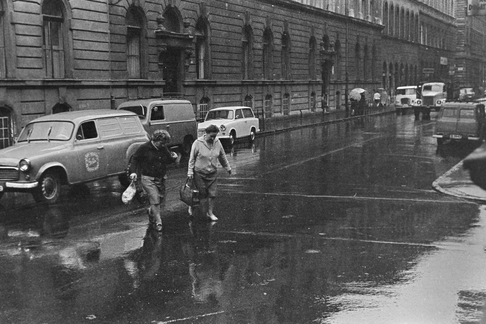 Magyarország, Budapest VI., a Kmety György (Kmetty) utca - Szinyei Merse utca kereszteződése., 1969, Kereki Sándor, Trabant-márka, Budapest, járókelő, eső, Skoda-márka, Framo-márka, Fortepan #205048