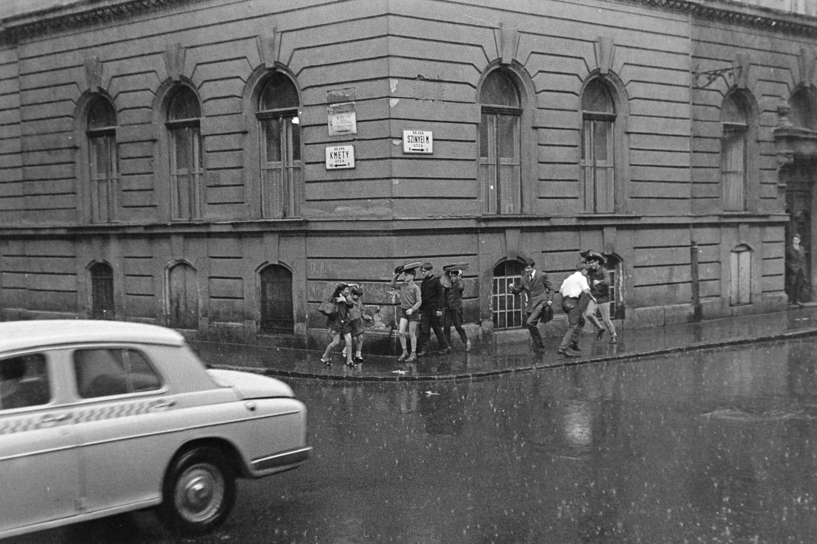 Magyarország, Budapest VI., a Kmety György (Kmetty) utca - Szinyei Merse utca kereszteződése., 1972, Kereki Sándor, Budapest, Best of, gyerekek, futás, eső, iskolatáska, diák, Fortepan #205055