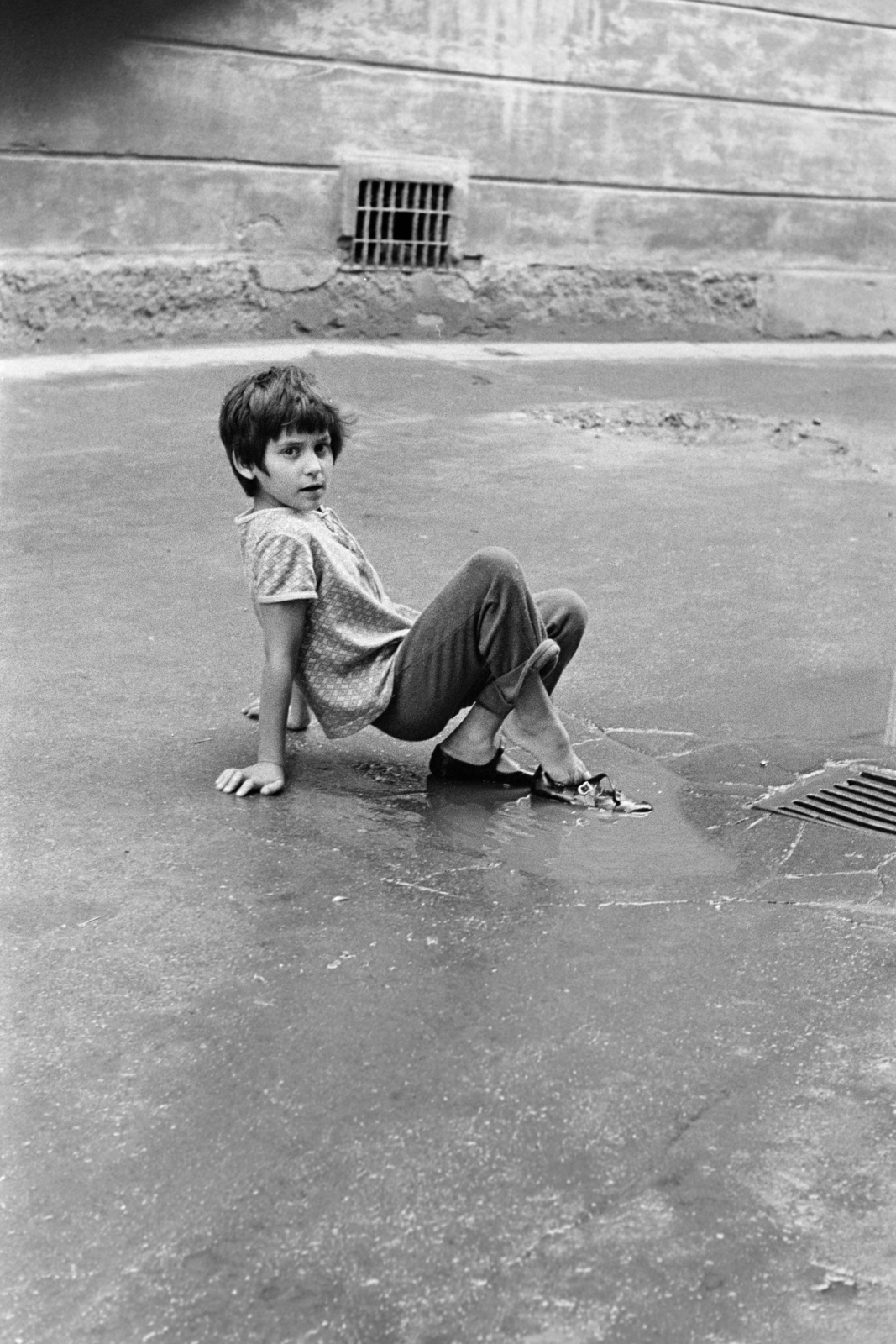 Szlovákia, Kassa, Harang utca (ulica Zvonárska)., 1974, Kereki Sándor, lefolyó, pocsolya, kisfiú, Fortepan #205076