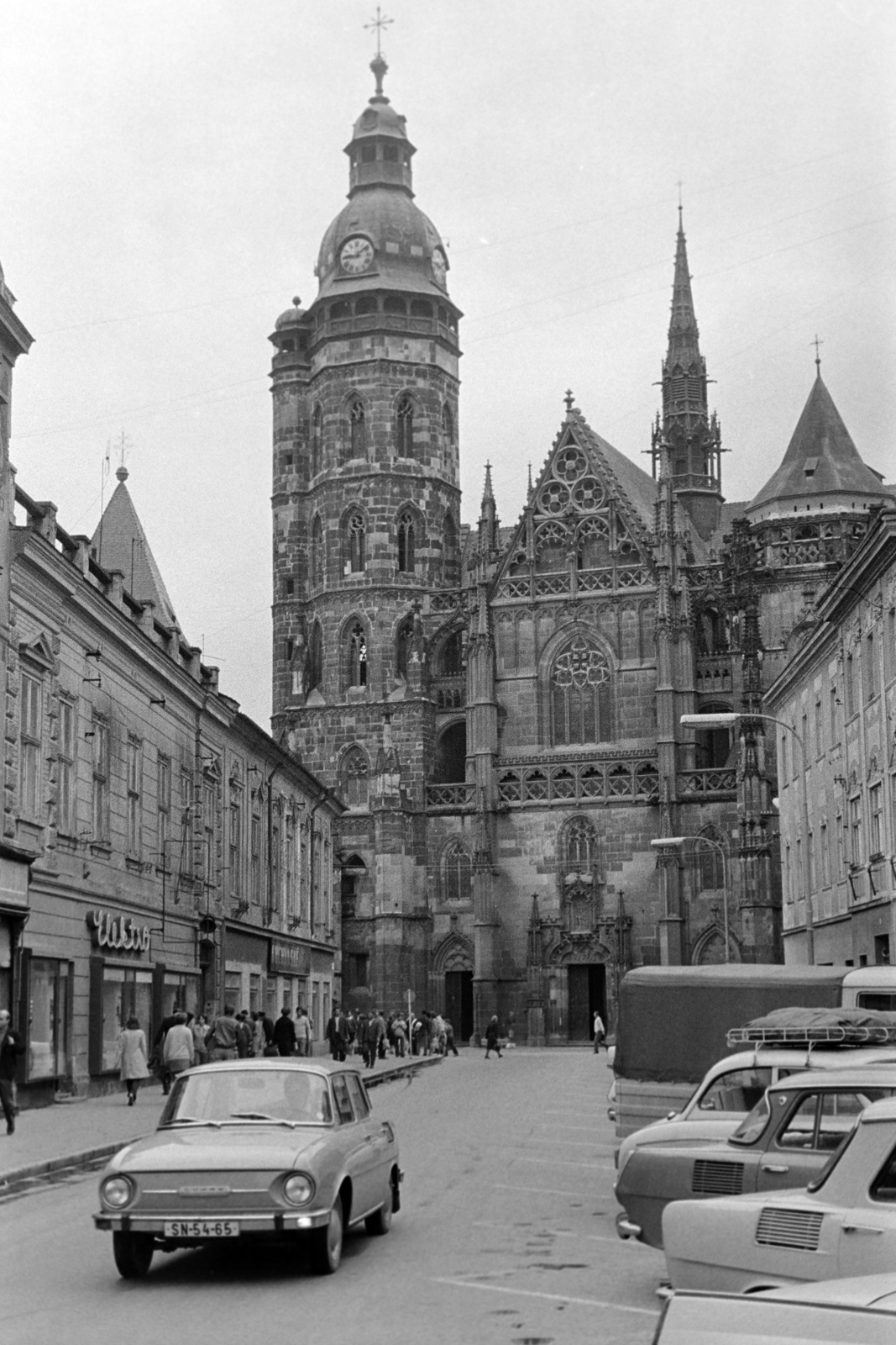 Szlovákia, Kassa, Erzsébet utca (Alžbetina ulica), szemben a Szent Erzsébet-főszékesegyház (Dóm)., 1974, Kereki Sándor, Csehszlovákia, templom, katolikus, Skoda 100, Fortepan #205078